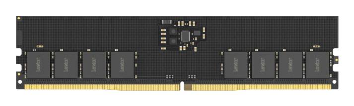 Ein schwarzes RAM-Speichermodul mit mehreren Chips und vergoldeten Steckerkontakten an der Unterseite.