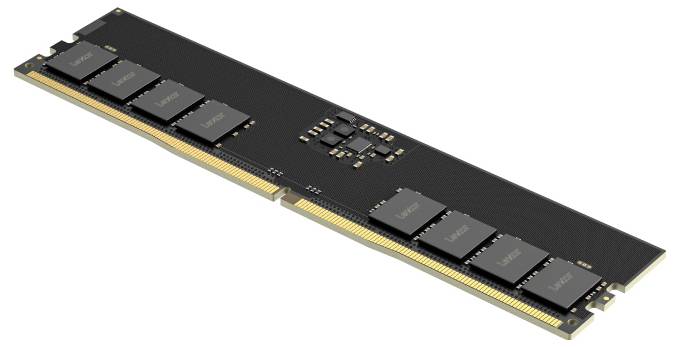 Schwarzes M.2-Solid-State-Drive-Modul mit mehreren Speicherchips auf einer Leiterplatte, in einem Winkel auf weißem Hintergrund dargestellt.