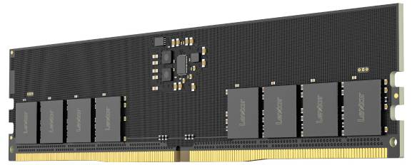 Computerarbeitsspeicher-Modul mit schwarzem Wärmeverteiler und vergoldeter Steckerleiste, gezeigt auf weißem Hintergrund.