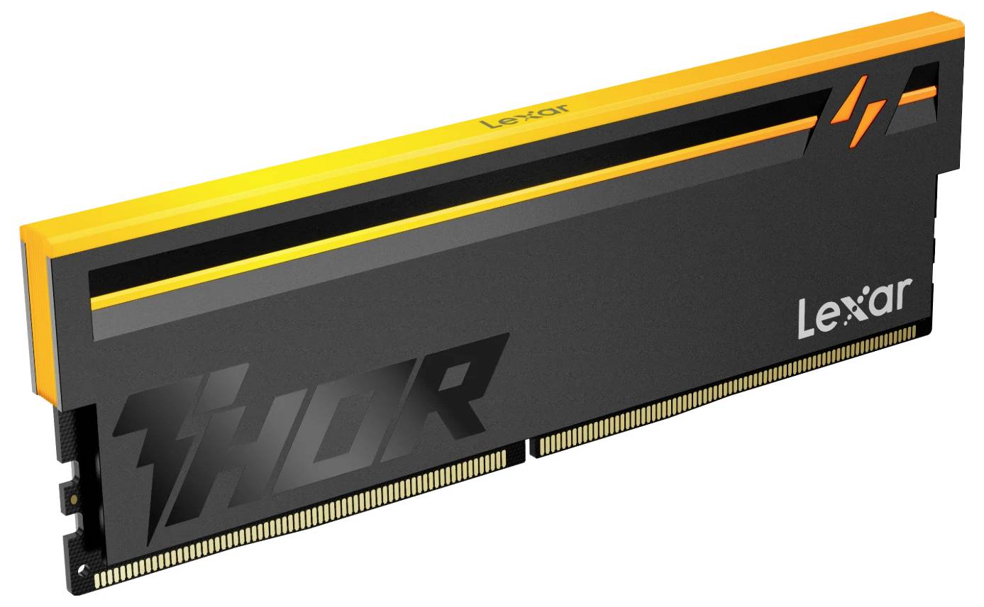 Schwarz-orange Lexar THOR DDR4 Desktop-RAM-Modul auf weißem Hintergrund, im Winkel positioniert, um seinen Kühlkörper und goldene Steckerkontakte zu zeigen.