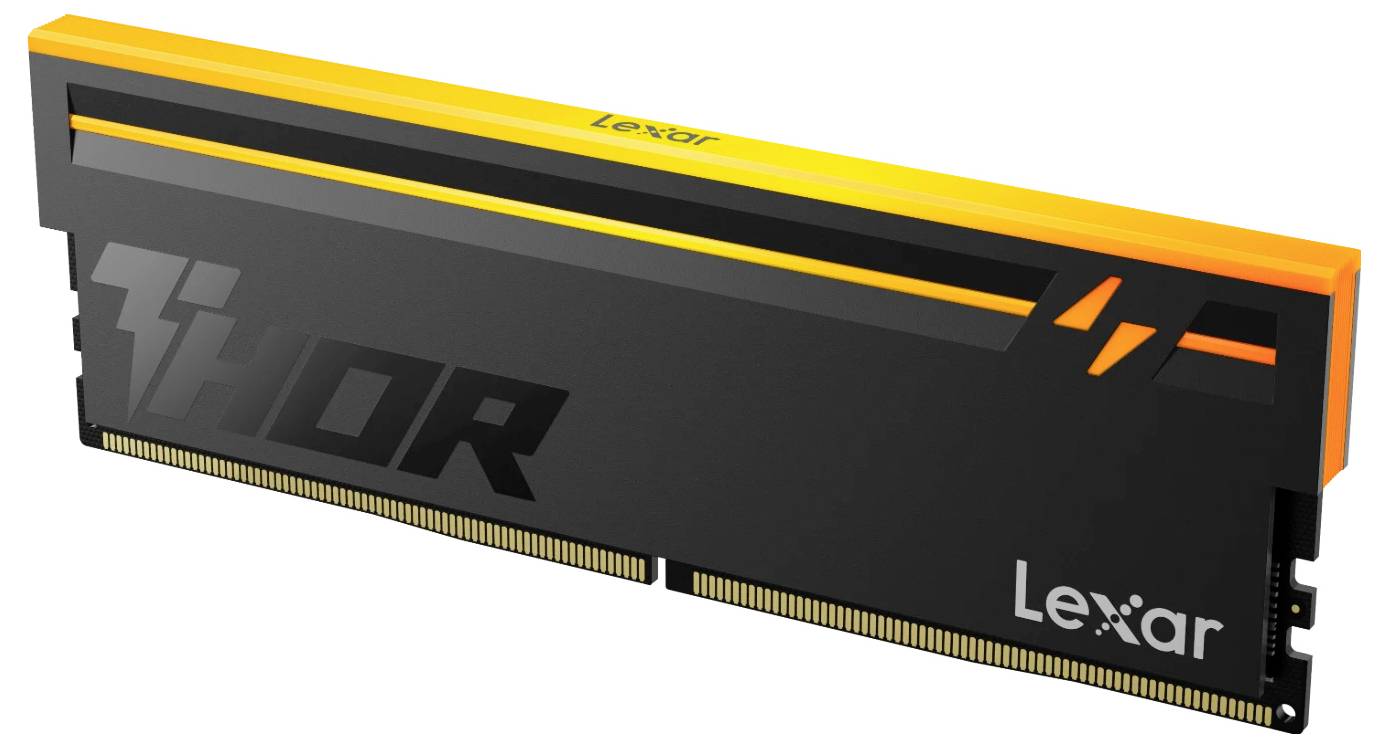 Schwarzes und orangefarbenes Lexar Thor Desktop-RAM-Modul in schräger Ansicht, mit sichtbarem 