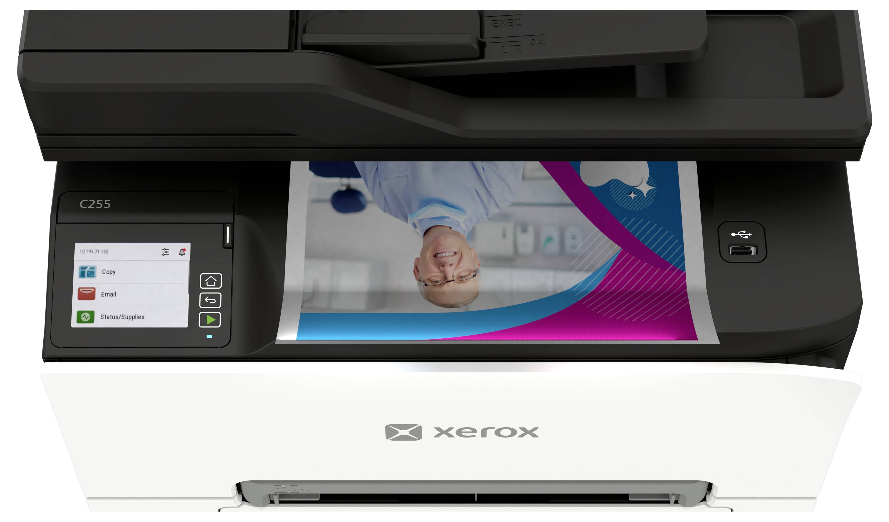 Vorderansicht eines Xerox C255-Druckers, der eine Farbseite mit einem Porträtbild auf dem Ausgabefach druckt, mit Touchscreen und Steuertasten.