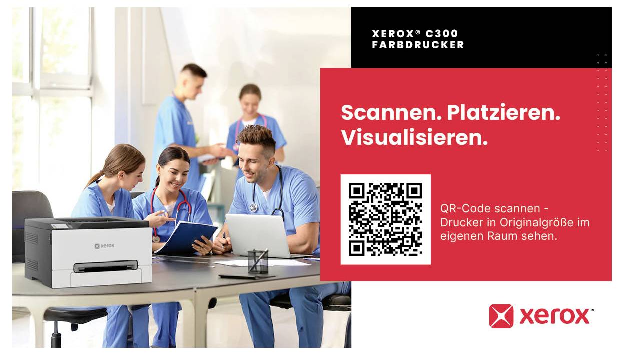 Xerox C300 Druckerwerbung mit Beschäftigten im Gesundheitswesen; rotes Panel mit der Aufschrift „Scannen. Platzieren. Visualisieren." und zeigt einen QR-Code, der eine vergrößerte Originalansicht bewirbt.