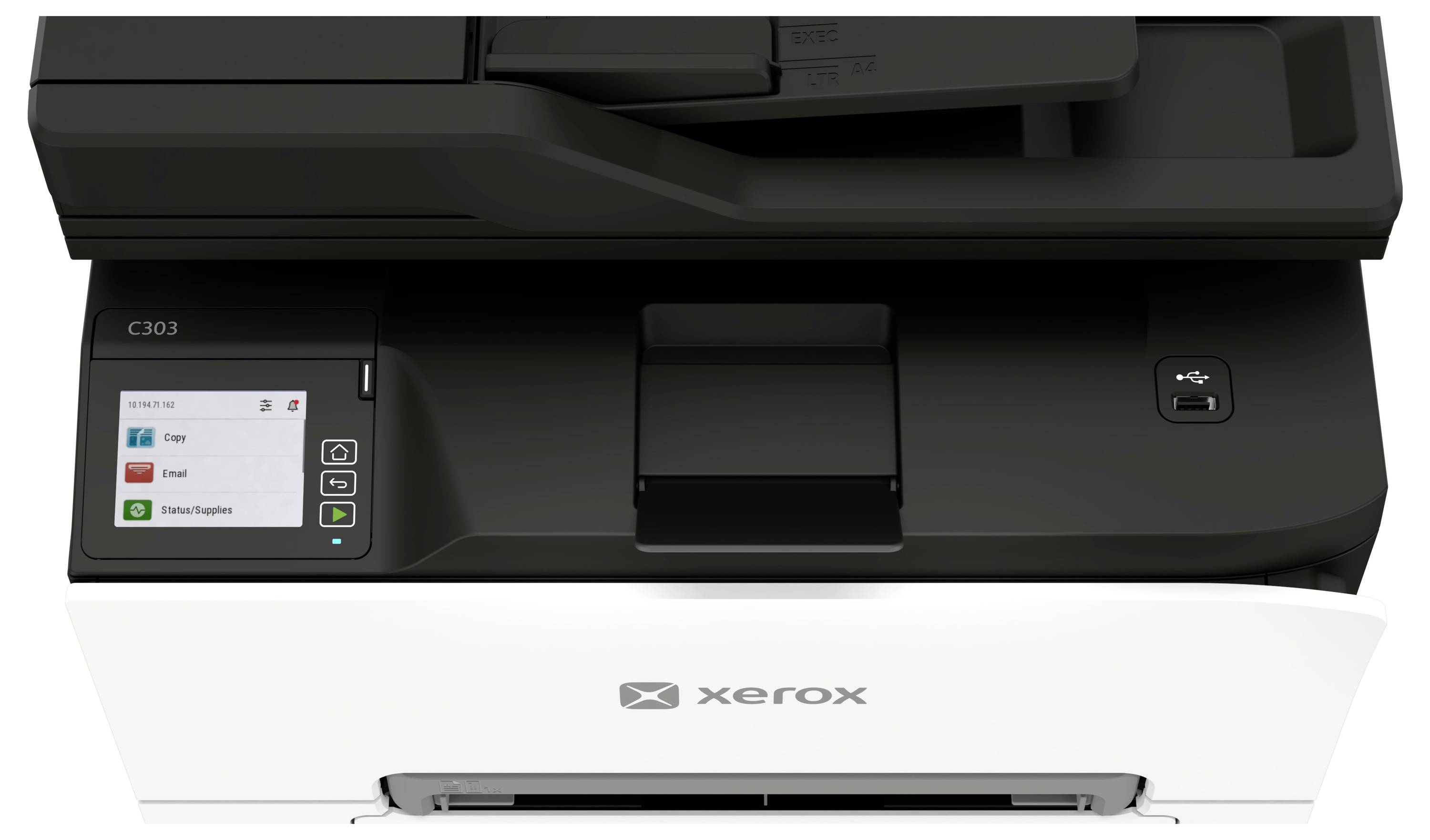 Vorderansicht eines Xerox C303 Multifunktionsdruckers, die das Bedienfeld und das Papierfach an der Vorderseite des Geräts zeigt.