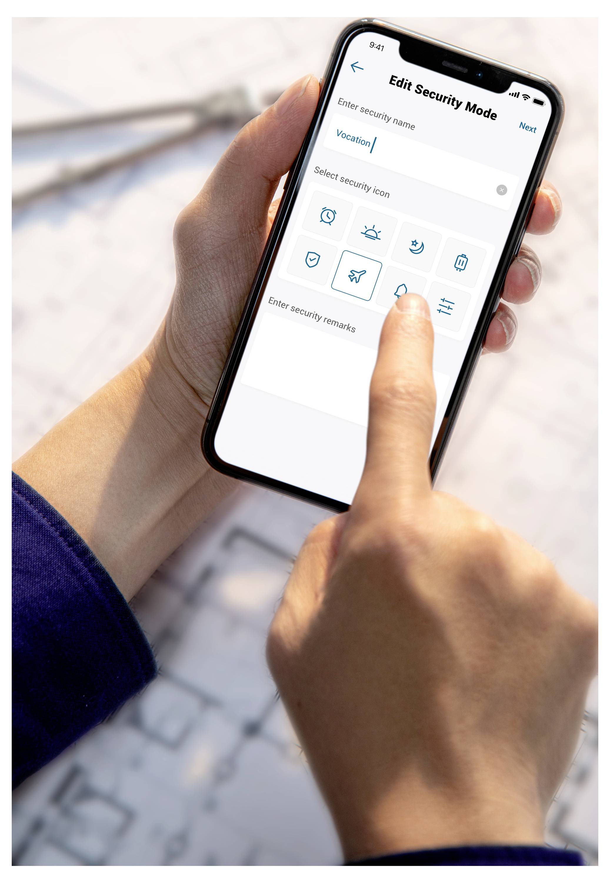Person, die einen Smartphone-App-Bildschirm mit dem Titel 