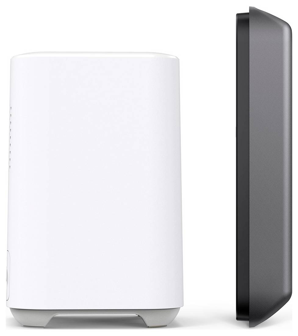Weißes zylindrisches Gerät in Vorder- und Seitenansicht dargestellt, wahrscheinlich ein WLAN-Router oder Lautsprecher, auf einem schlichten weißen Hintergrund.