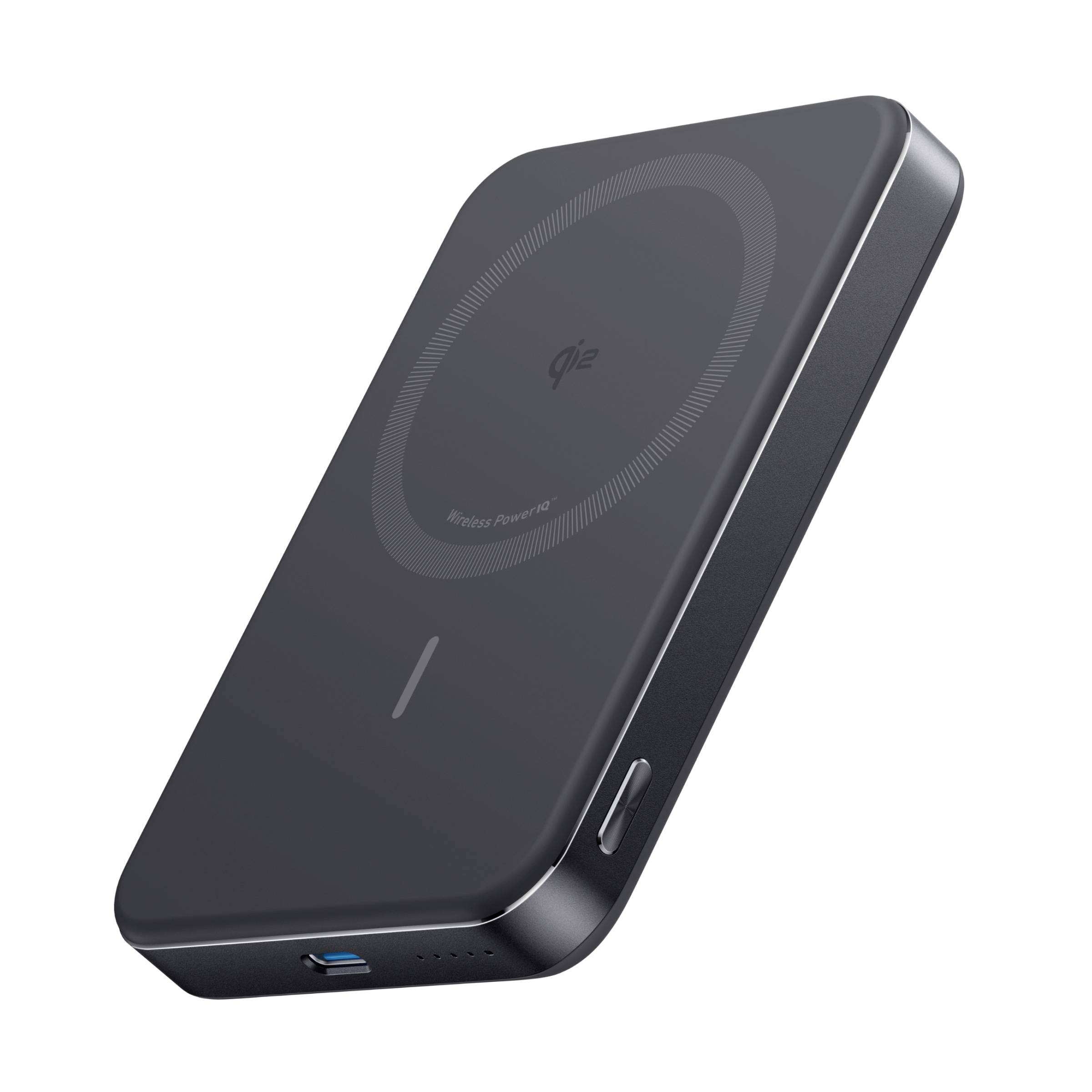 Schwarze Qi2-Wireless-Powerbank mit kreisförmlichem Ladepad, Seitentaste und USB-Anschluss, in Schrägansicht auf weißem Hintergrund