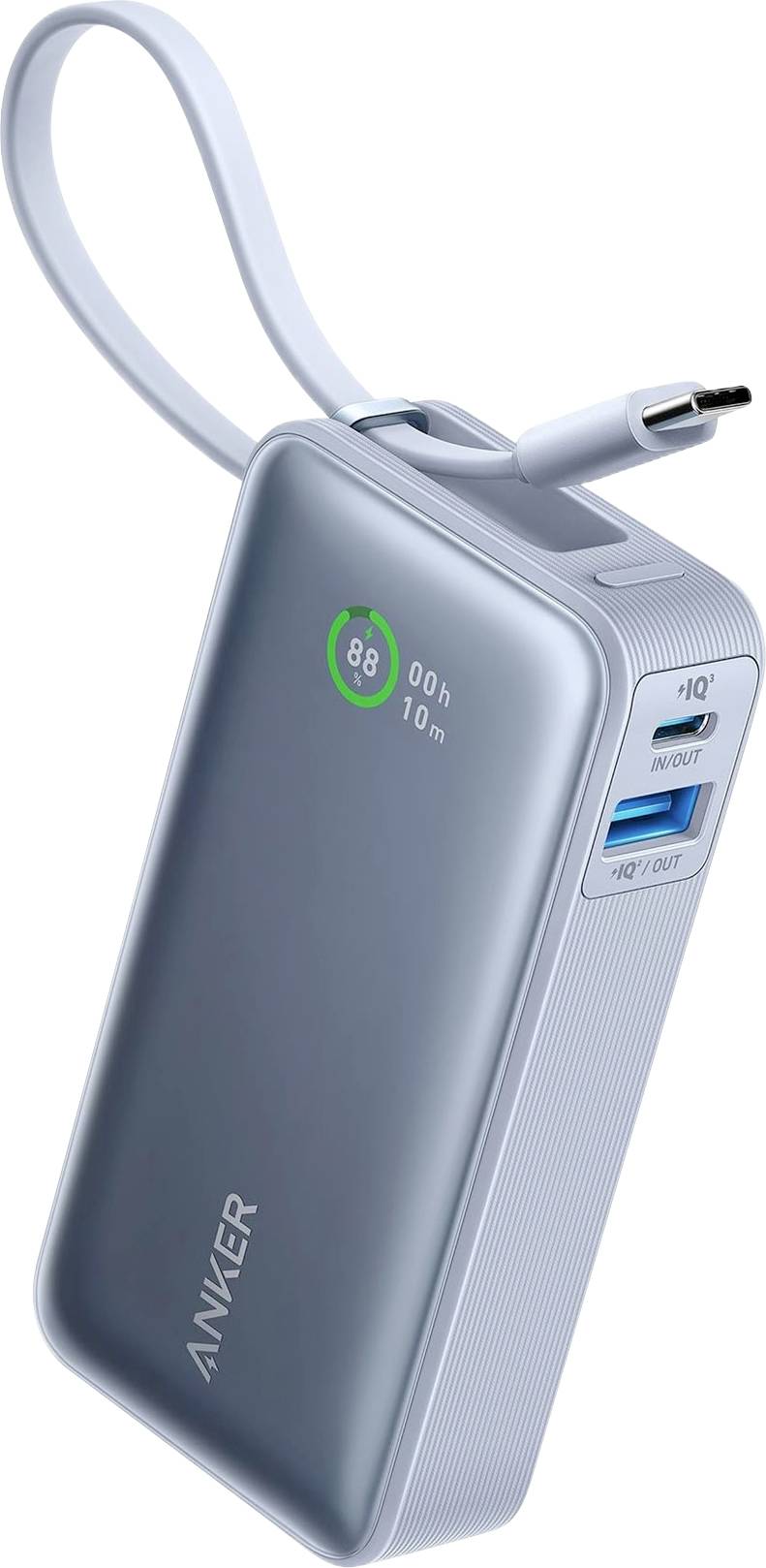 Tragbare Powerbank mit integrierter Schlaufenkordel und eingebautem Ladekabel, zeigt digitales Batterieanzeige und USB-Anschlüsse.