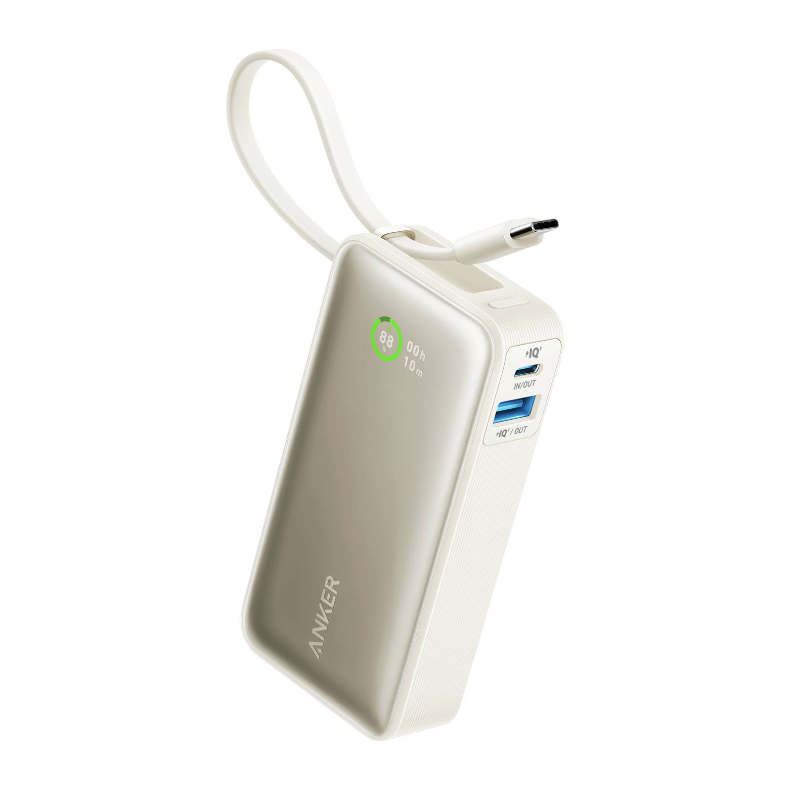 Tragbare Anker-Powerbank mit angebrachtem USB-C-Kabel, Batterieanzeige und USB-A-/USB-C-Ladeanschlüssen auf weißem Hintergrund.