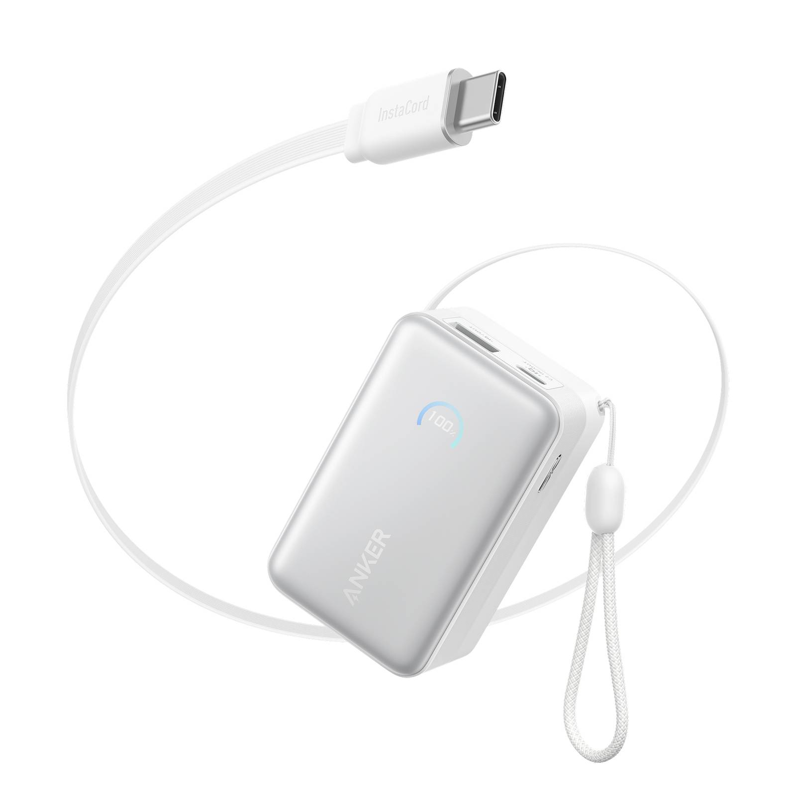Kompakte silberfarbene Anker-Powerbank mit angebrachtem USB-C-Kabel und Handgelenkschlaufe, gezeigt auf weißem Hintergrund.