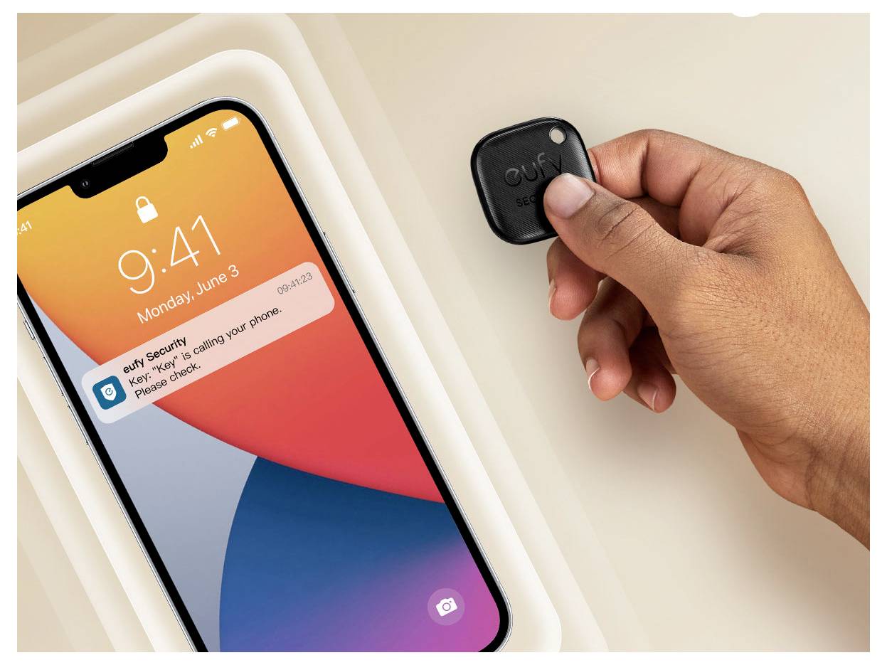 Die Hand hält einen schwarzen „eufy Security