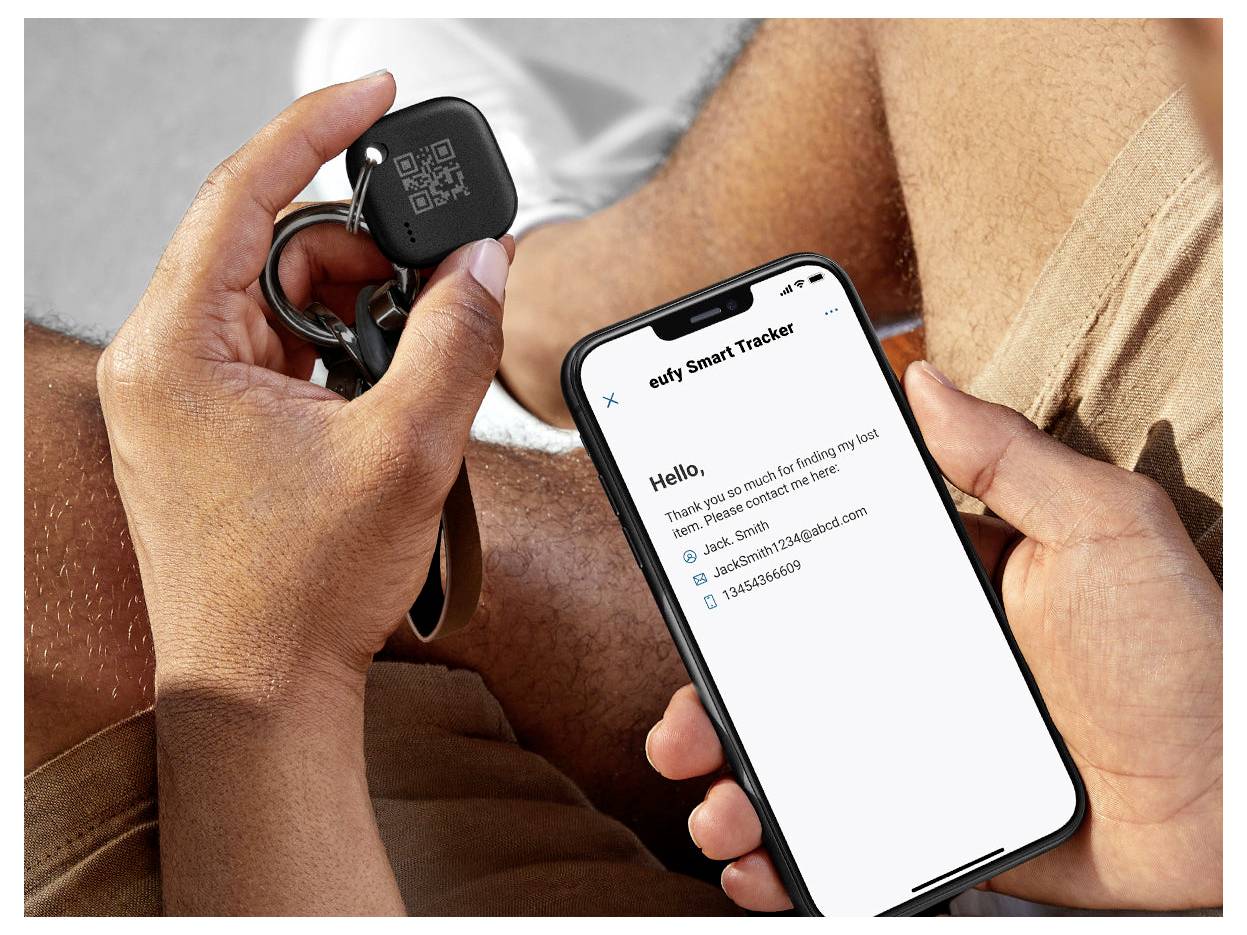 Eine Person nutzt eine Telefon-App, um ein kleines „eufy Smart Tracker