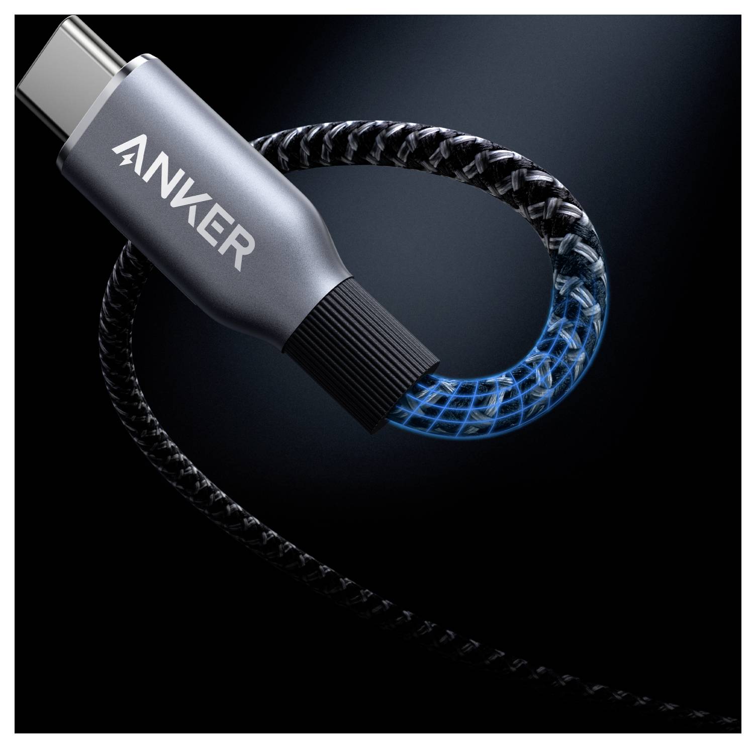 Nahaufnahme eines Anker USB-C-Kabelsteckers mit einer leuchtend blauen geflochtenen Kabelschleife auf schwarzem Hintergrund.