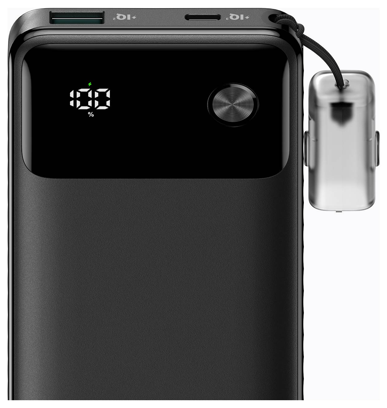 Schwarze Powerbank mit digitaler Batteriezustandsanzeige und angeschlossenem Ladekabel, das mit einem kleinen Gerät auf der rechten Seite verbunden ist