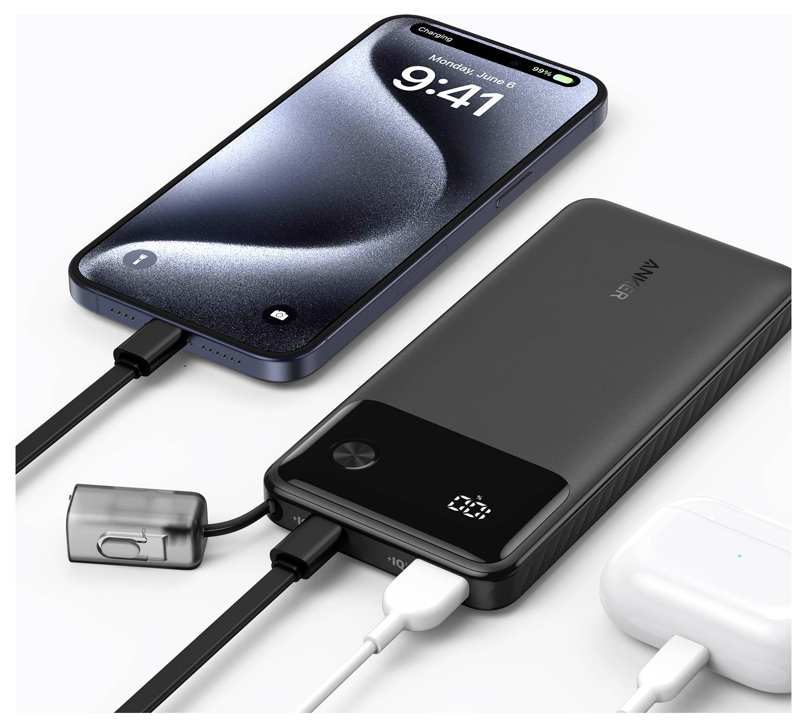 Zwei Smartphones und ein kabelloses Ohrhörer-Etui laden eine schwarze Anker-Powerbank mit mehreren angeschlossenen Kabeln und einem digitalen Batterieanzeige-Display auf.