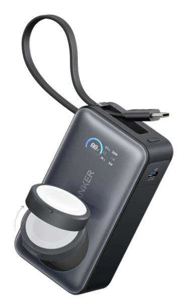 Tragbare Anker-Powerbank mit integriertem Wechselstromstecker, digitalem Batterieanzeige und angebrachtem Schleifenriemen auf weißem Hintergrund.