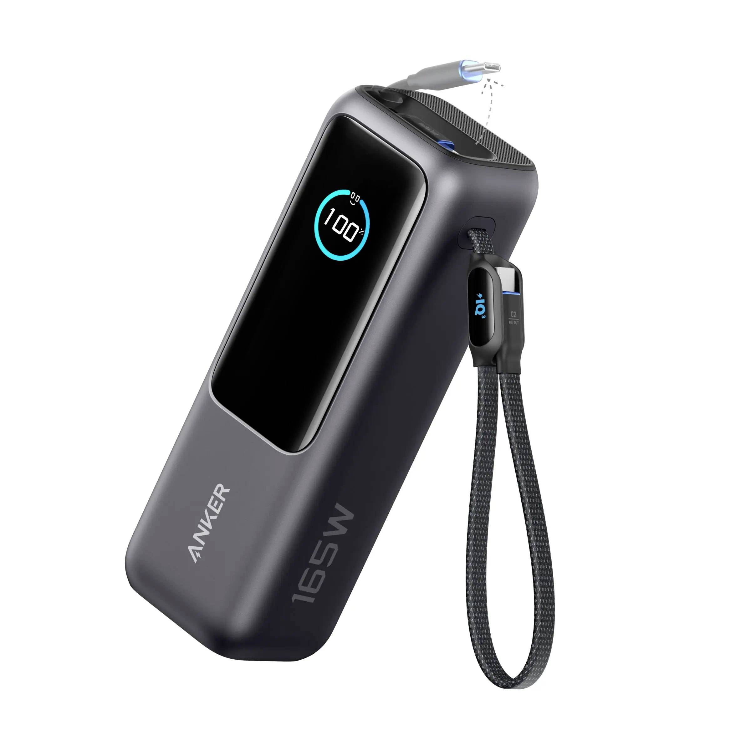 Schwarze Anker 165W Powerbank mit digitalem Batteriedisplay, integriertem USB-C-Kabel und kleinem Ladeanschluss oben.