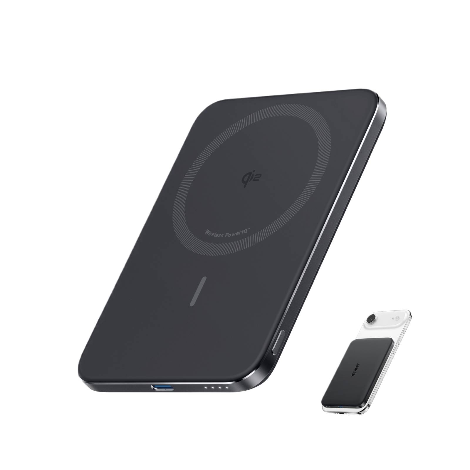 Schwarze kabellose Ladepower-Bank von vorne und von der Seite gezeigt, mit einer kleineren Version, die an einem Smartphone für magnetisches Laden angebracht ist.