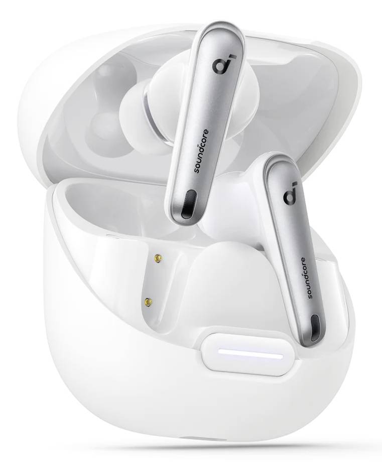 Offene weiße Soundcore Wireless-Ohrhörer in einem Ladeetui, mit zwei Ohrhörern im Inneren und einer kleinen vorderen Statusleuchte.