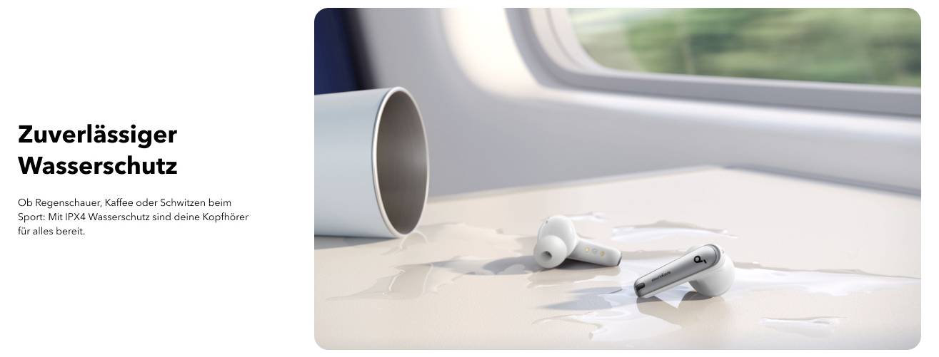 Zuverlässiger WasserschutzEine umgekippte Tasse verschüttet Flüssigkeit neben Kopfhörern neben einem Flugzeugfenster.