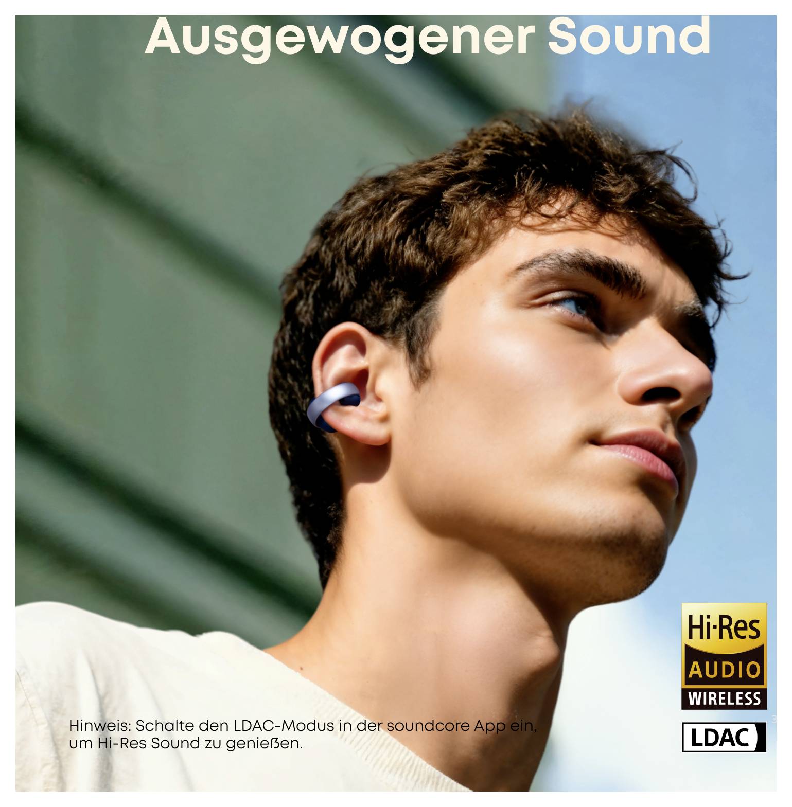 Werbebild eines Mannes, der kabellose Kopfhörer trägt, mit der Überschrift „Ausgewogener Sound