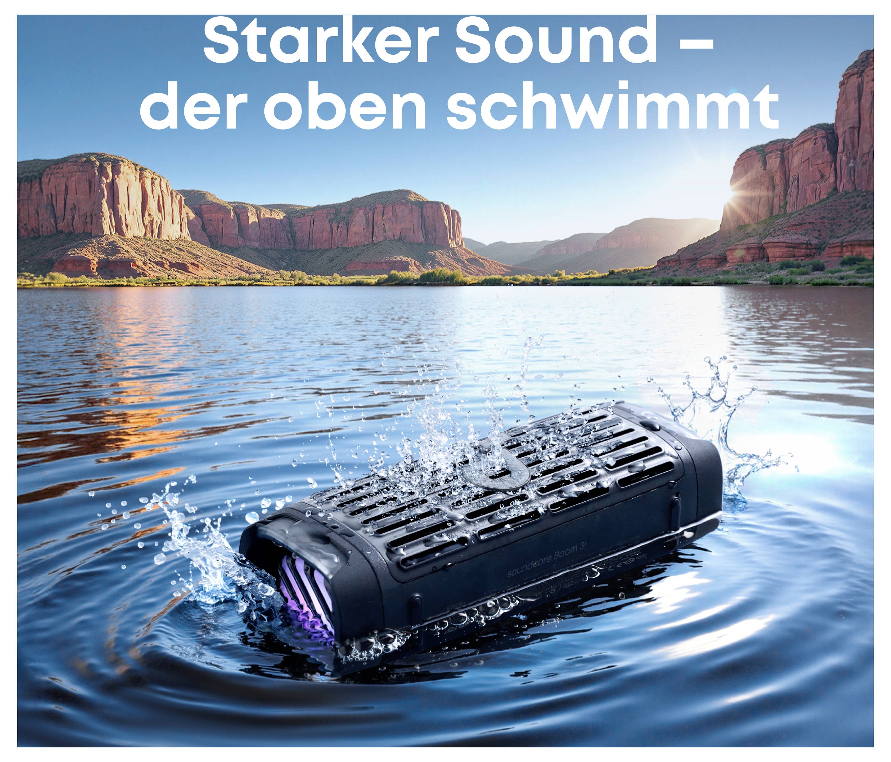 Schwarzer tragbarer Lautsprecher, der in einem See schwimmt und spritzt, mit Canyonklippen bei Sonnenuntergang; deutscher Text lautet „Starker Sound – der oben schwimmt