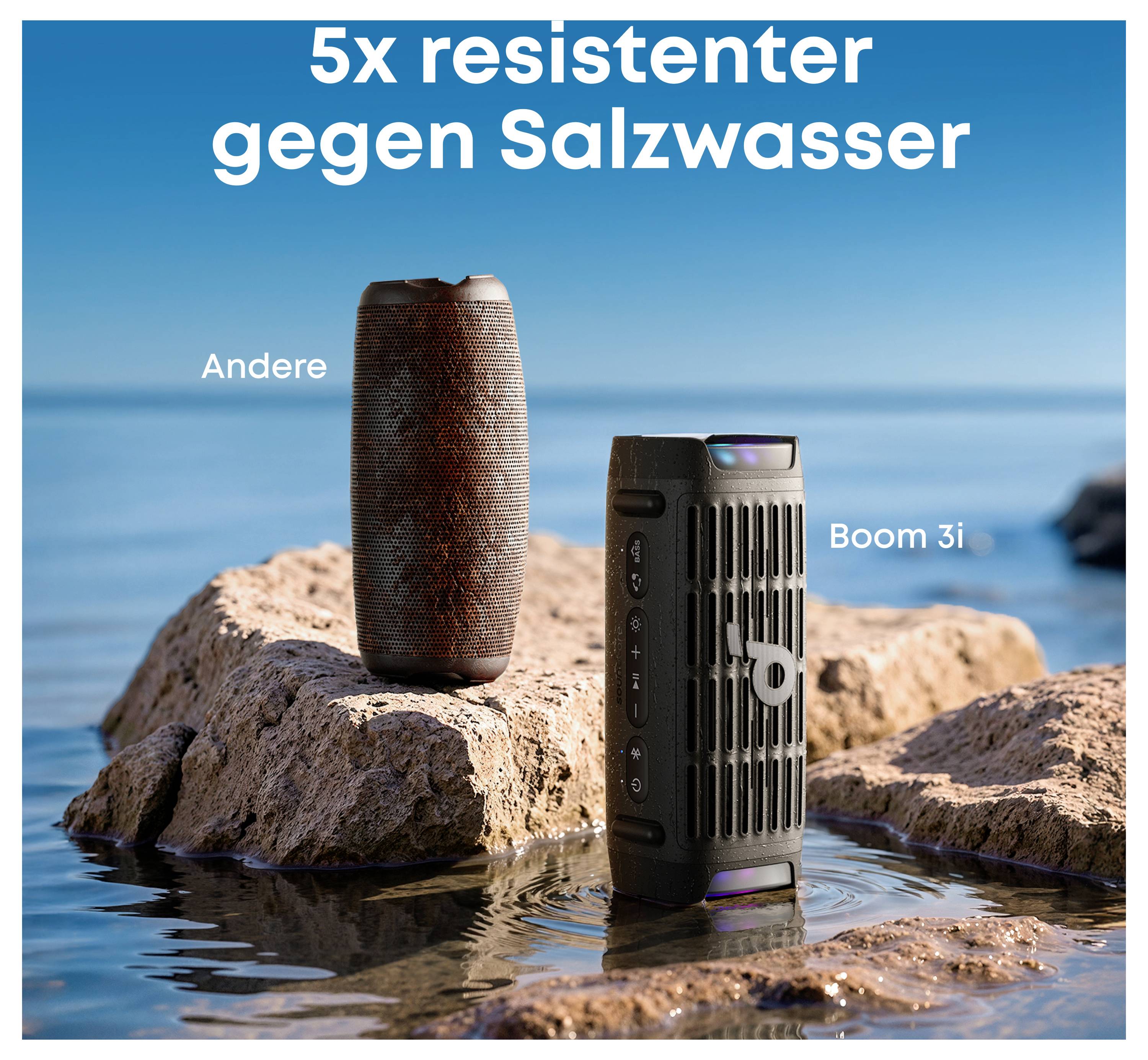 Die Anzeige zeigt zwei tragbare Lautsprecher im Meerwasser und hebt „5x resistenter gegen Salzwasser