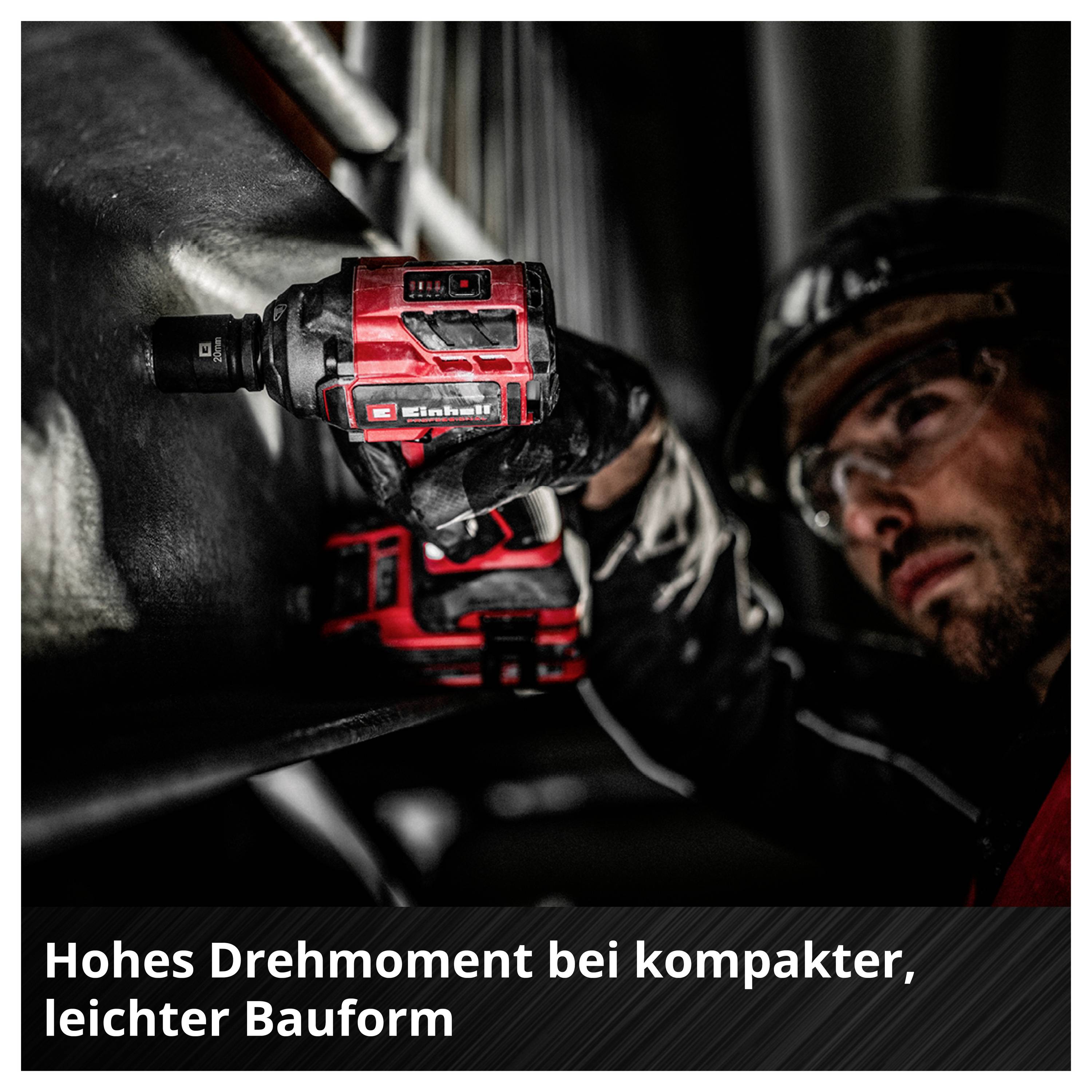 Handwerker nutzt roten Akku-Schlagschrauber an einer Metallkonstruktion; Text unten: 'Hohes Drehmoment bei kompakter, leichter Bauform'