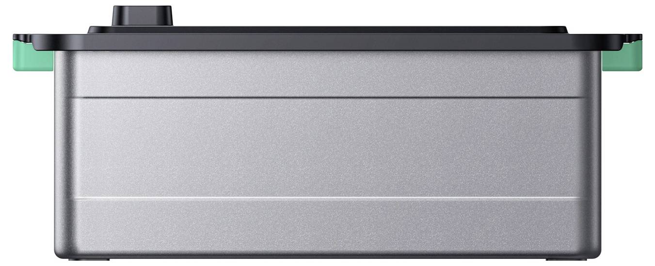 Rechteckiges Silber-Batteriepack oder Strommodul mit schwarzer Oberseite und grünen Seitensteckern, auf weißem Hintergrund gezeigt.