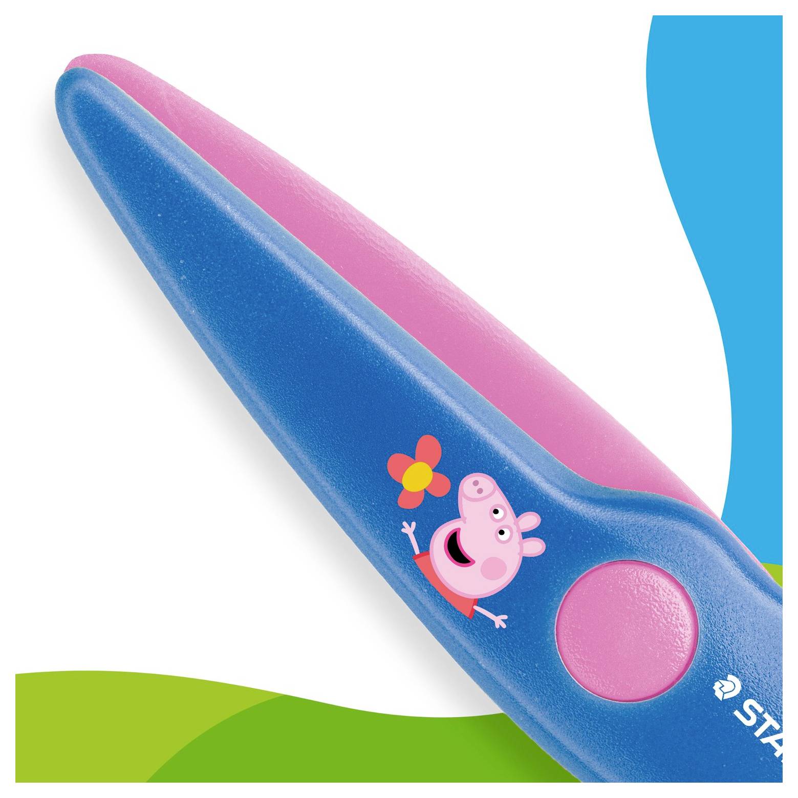 Blaue und rosa Kinderscheren mit einem Cartoon-Schwein-Aufkleber, dargestellt auf weißem Hintergrund mit bunten geschwungenen Akzenten