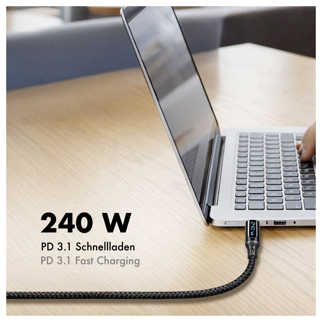 Laptop, der über ein USB-C-Kabel auf einem Schreibtisch an eine Stromquelle angeschlossen ist, mit der Beschriftung „240 W