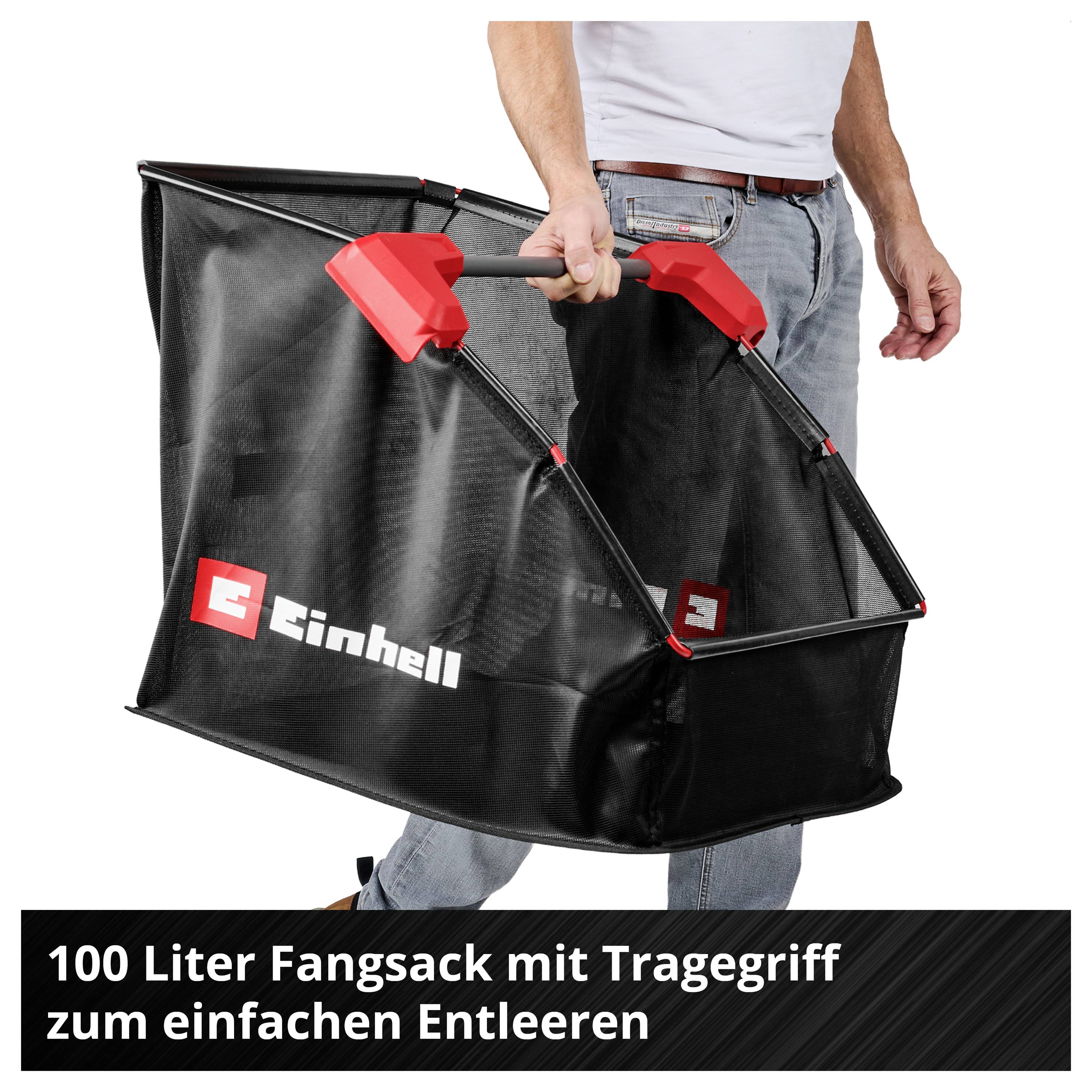 Mann trägt einen schwarzen 100-Liter-Fangsack mit Tragegriff; Text: '100 Liter Fangsack mit Tragegriff zum einfachen Entleeren'.