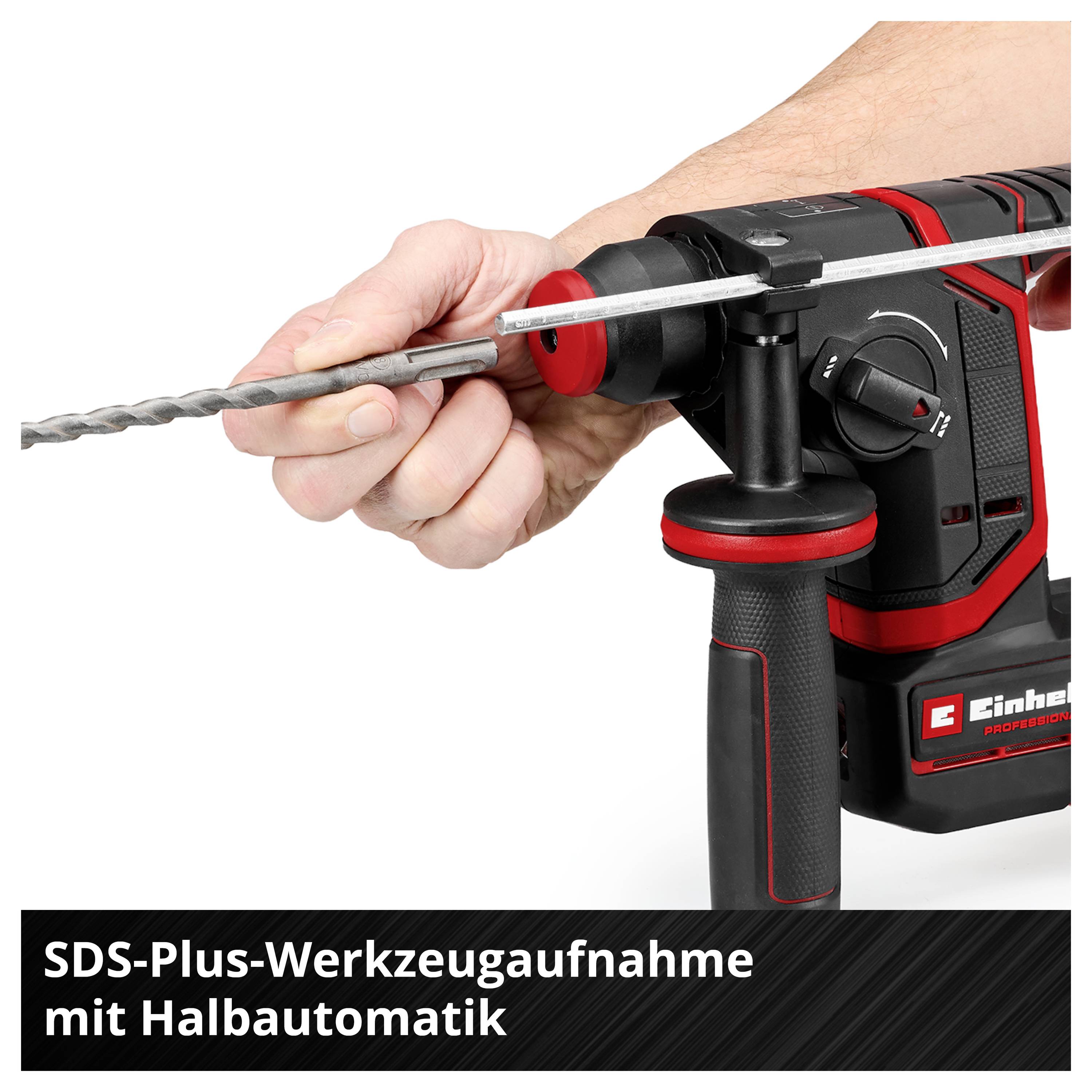 Hand hält einen Bohrer in einer roten schwarzen Bohrmaschine; Text: 'SDS-Plus-Werkzeugaufnahme mit Halbautomatik'