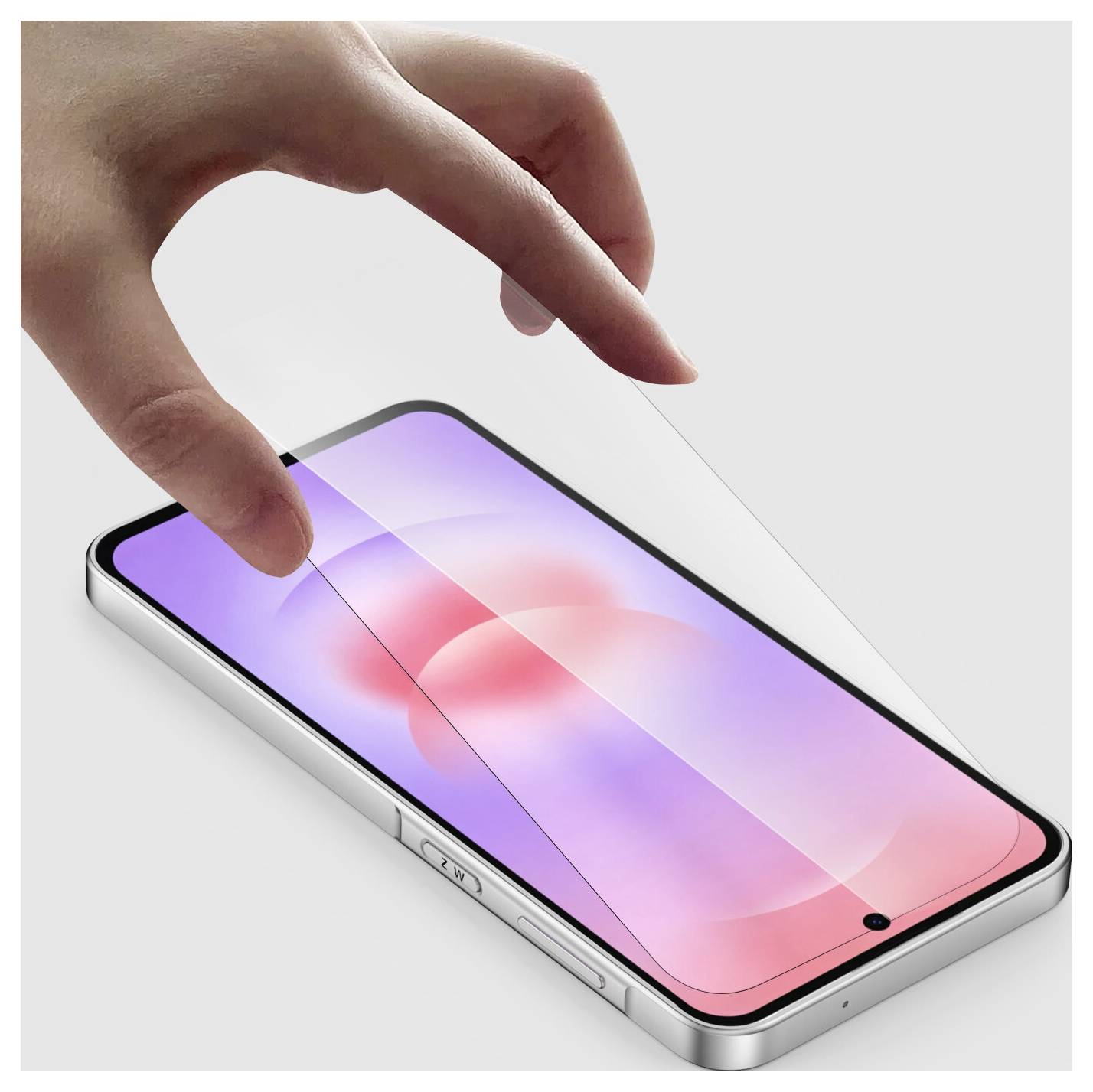 Hand pelt eine klare Displayschutzfolie von einem Smartphone mit rosa und lila Display ab.
