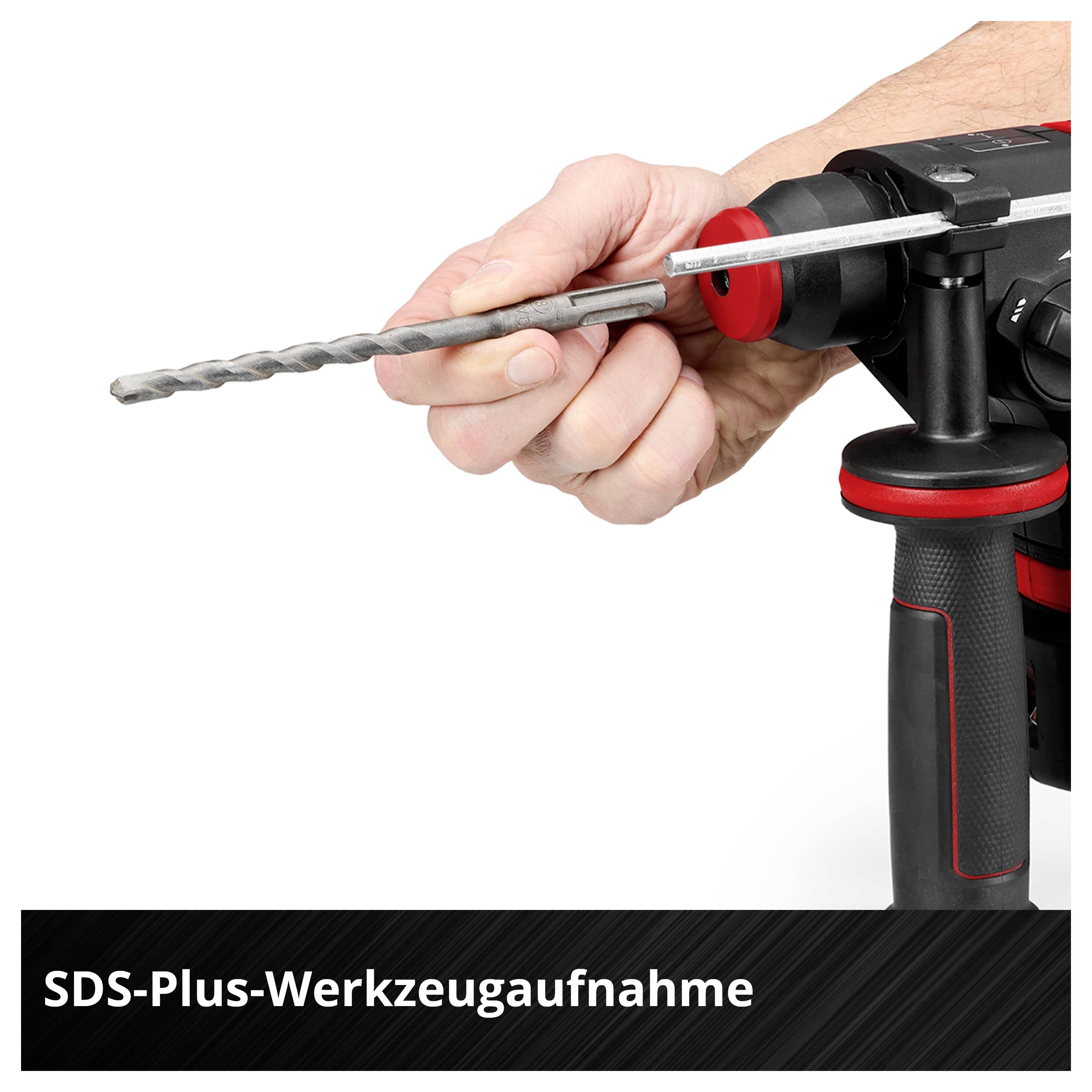 Hand steckt einen Bohrer in die SDS-Plus-Werkzeugaufnahme eines Bohrhammers; unten steht 'SDS-Plus-Werkzeugaufnahme'.