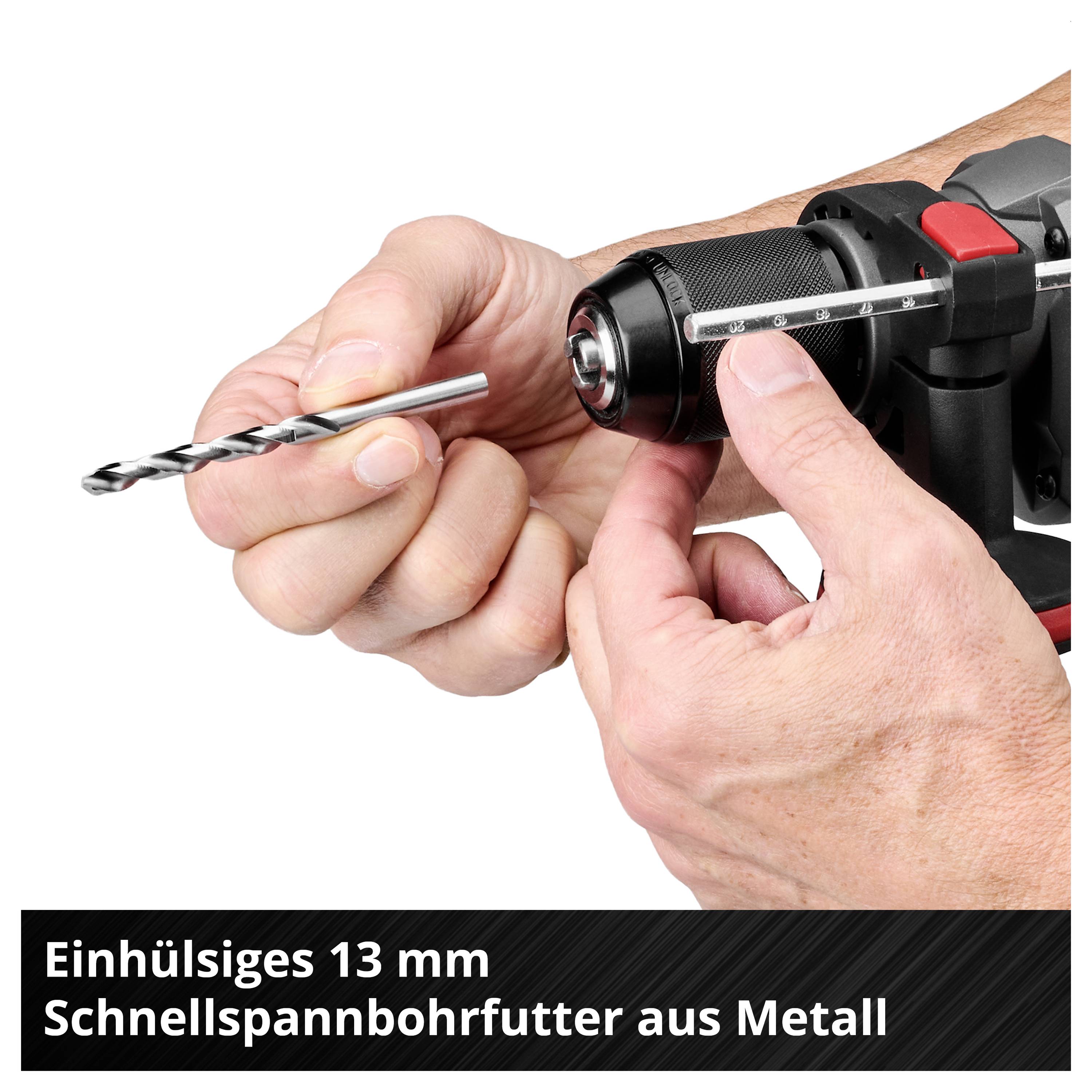 Person setzt einen Bohrer in ein metallisches 13-mm-Schnellspannbohrfutter einer Bohrmaschine ein.