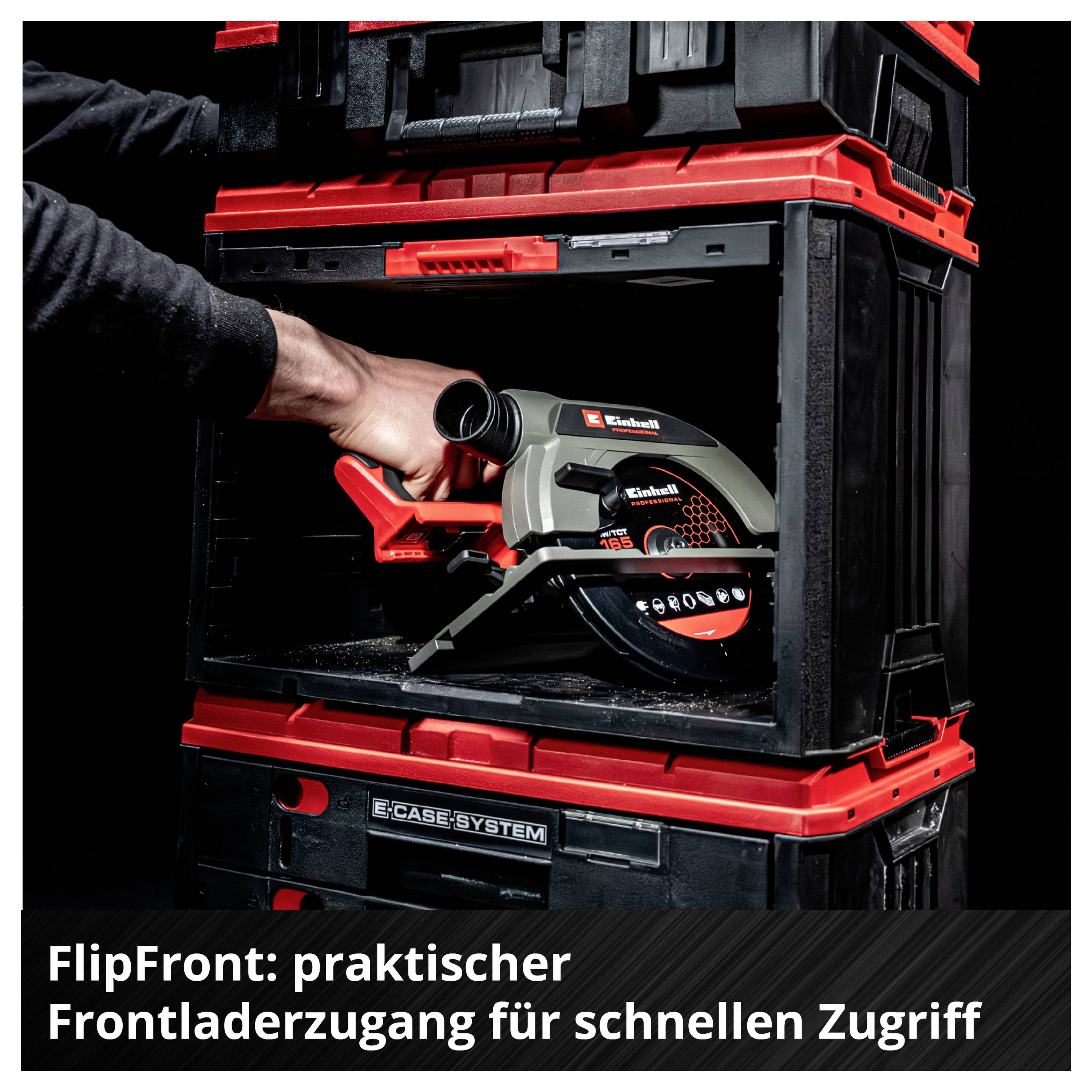 Hand platziert eine Einhell-Handsäge in ein schwarzes E-Case-System mit roten Kisten; Text: 'FlipFront: praktischer Frontladerzugang für schnellen Zugriff'