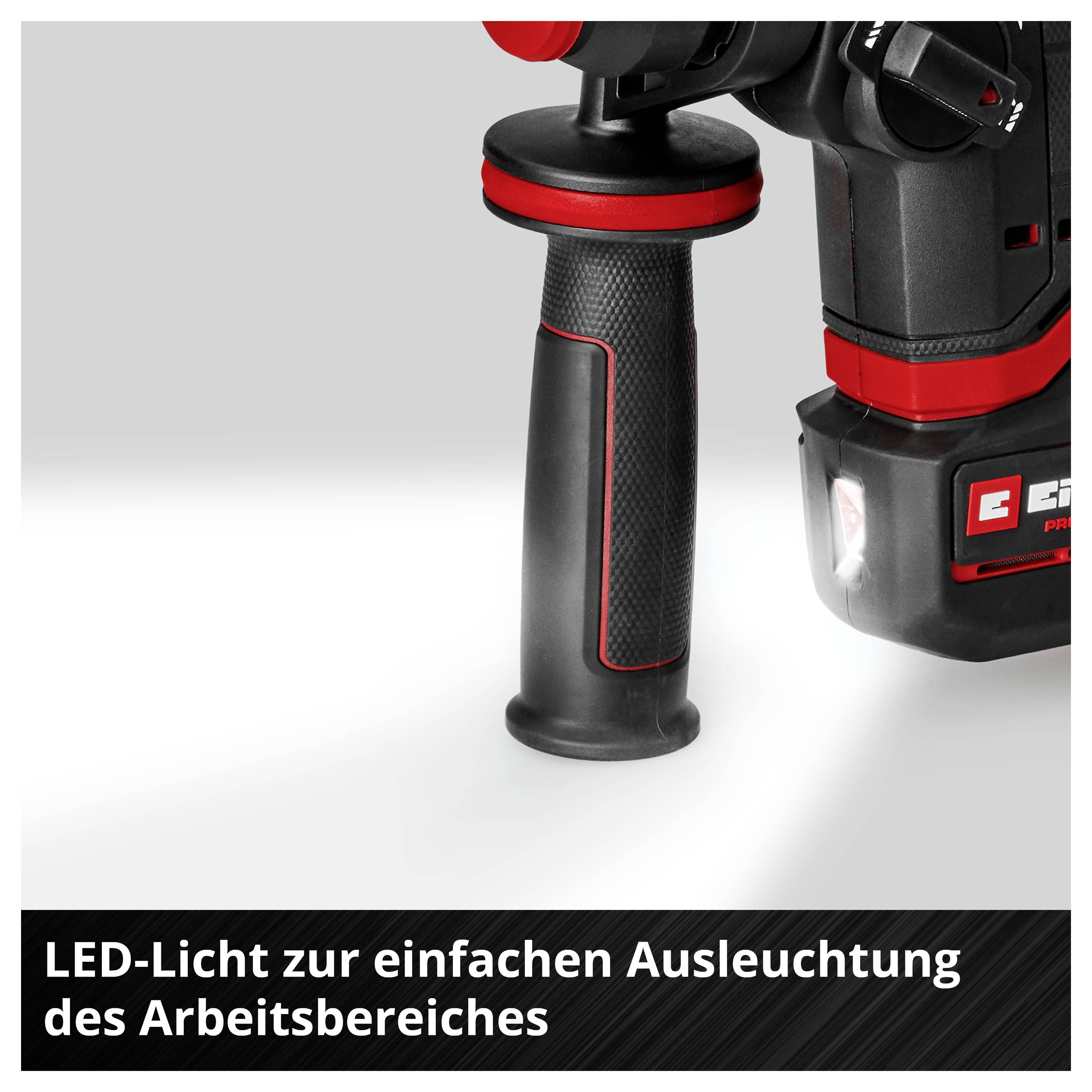 Nahaufnahme eines rot-schwarzen Elektrowerkzeugs mit Zusatzgriff; unten steht: 'LED-Licht zur einfachen Ausleuchtung des Arbeitsbereiches'.
