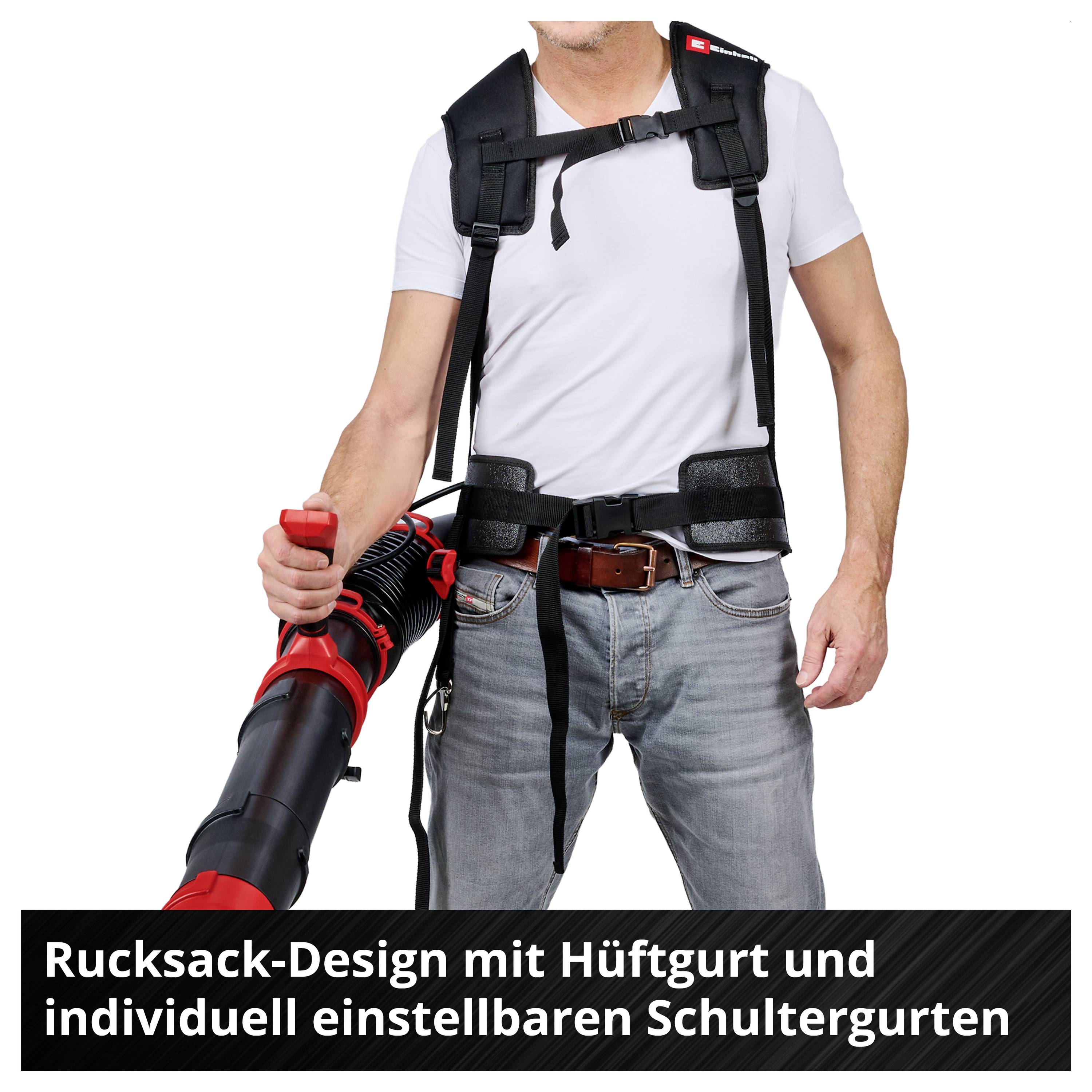 Mann mit tragbarem Laubbläser im Rucksack-Design; schwarzer Hüftgurt und verstellbare Schultergurte. Text: 'Rucksack-Design mit Hüftgurt und individuell einstellbaren Schultergurten'
