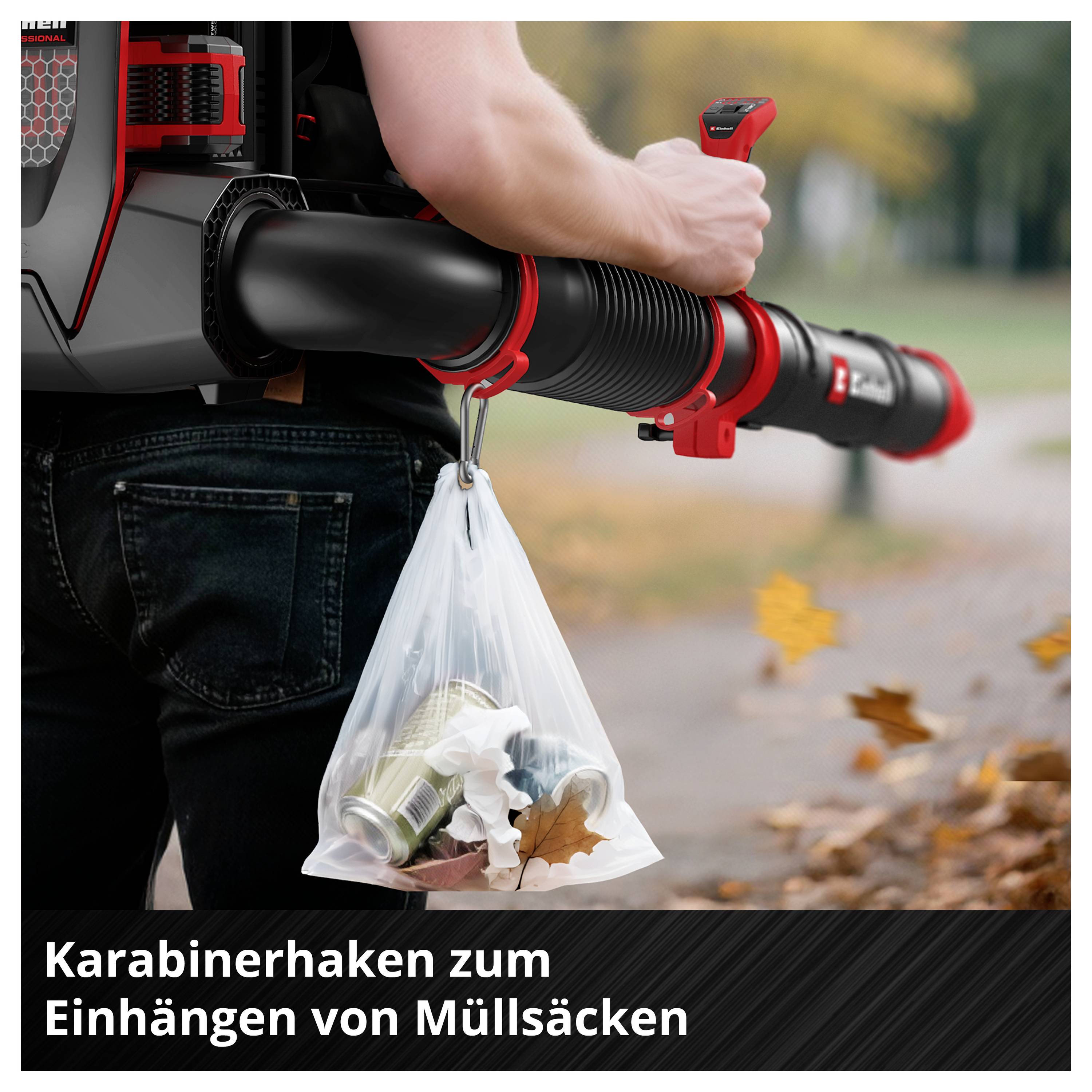 Tragbarer Laubbläser mit Karabinerhaken hält einen Müllsack; Text: 'Karabinerhaken zum Einhängen von Müllsäcken'
