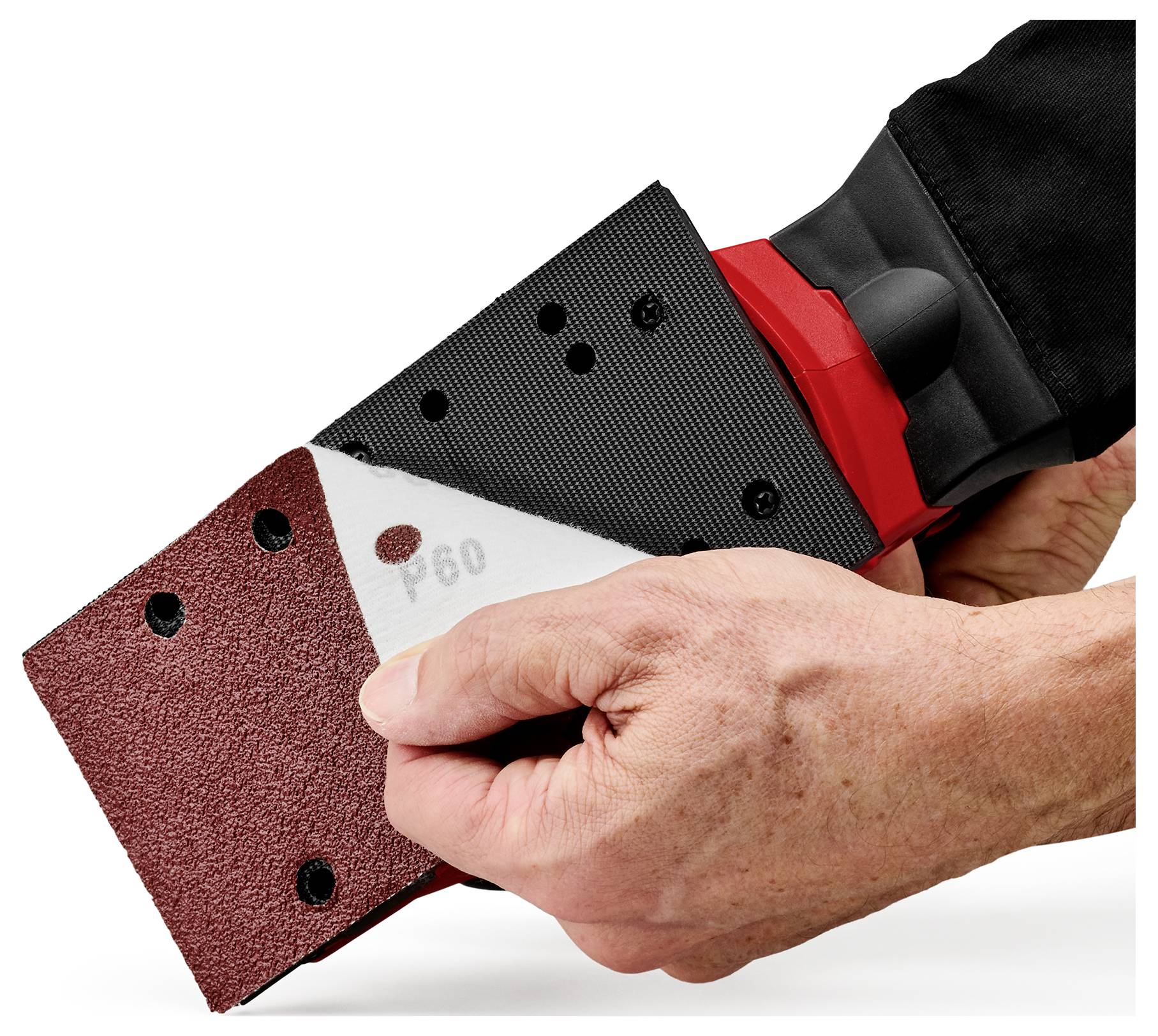 Nahaufnahme einer Hand, die einen Stapel Schleifpapierblätter mit verschiedenen Körnungen hält, einschließlich eines mit „P60