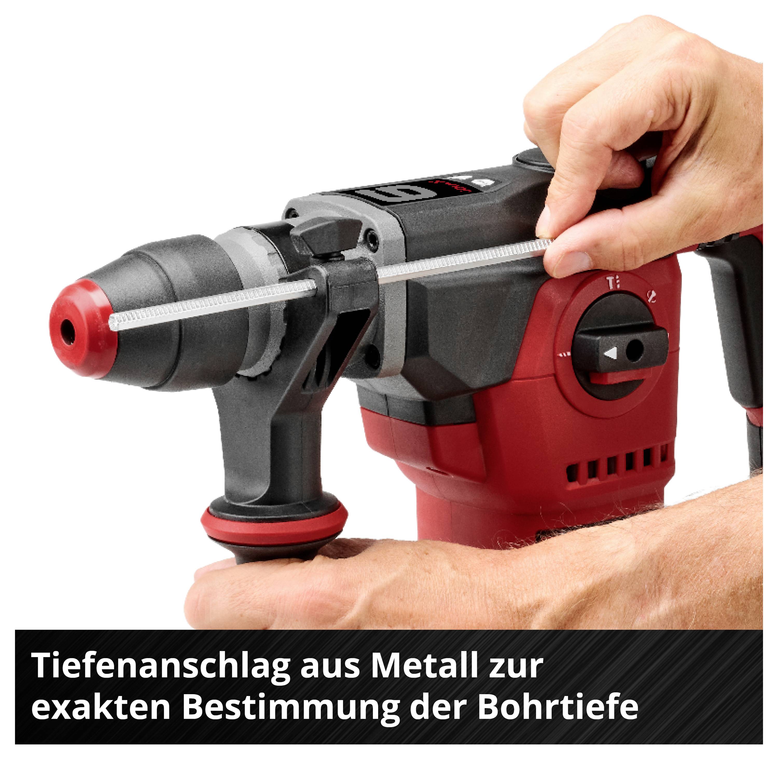 Bohrhammer mit Metall-Tiefenanschlag zur exakten Einstellung der Bohrtiefe; eine Hand justiert den Anschlag.