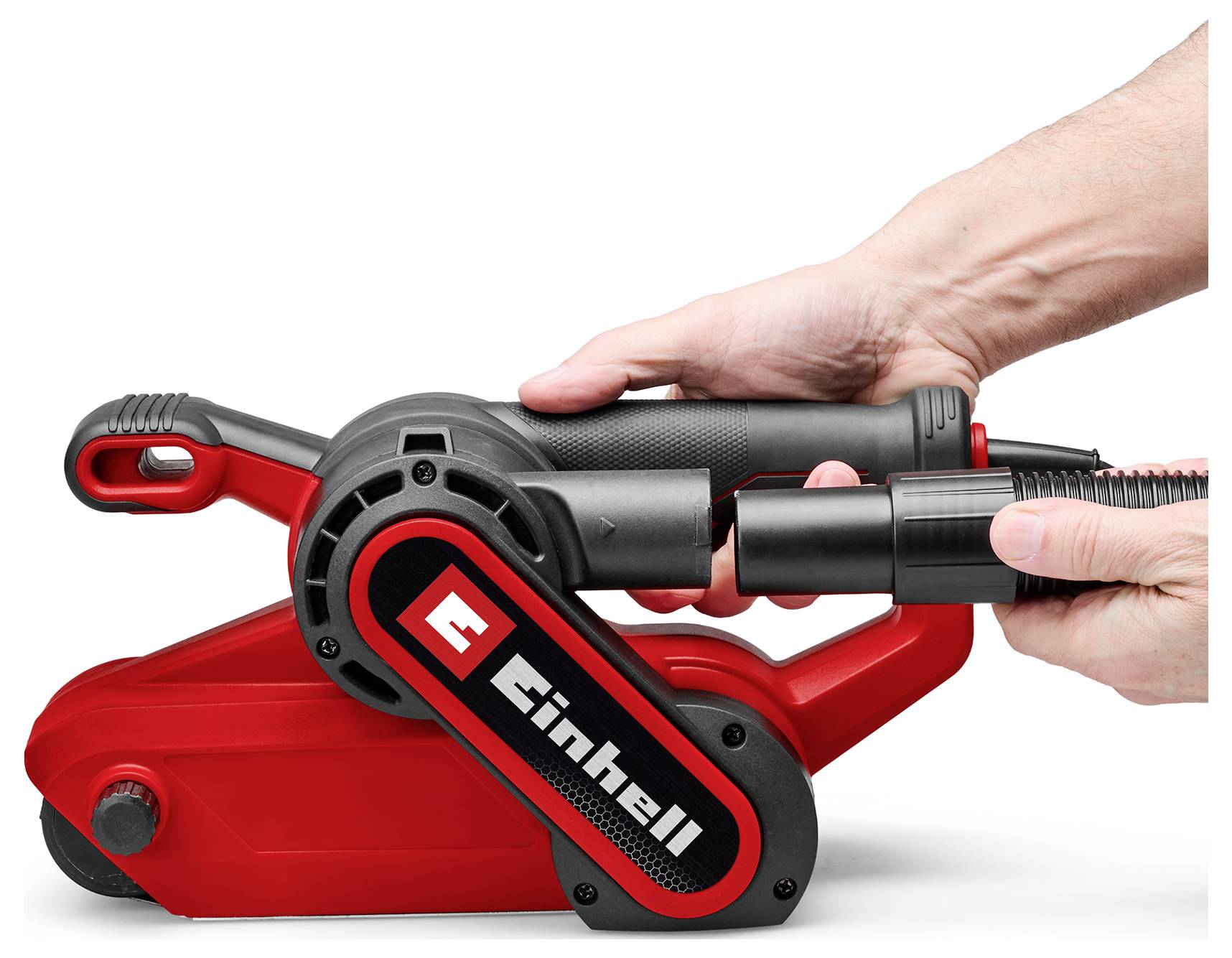 Hände montieren ein rotes und schwarzes Einhell-Elektrowerkzeug und befestigen einen schwarzen Schlauch oder eine Befestigung an der Vorderseite.