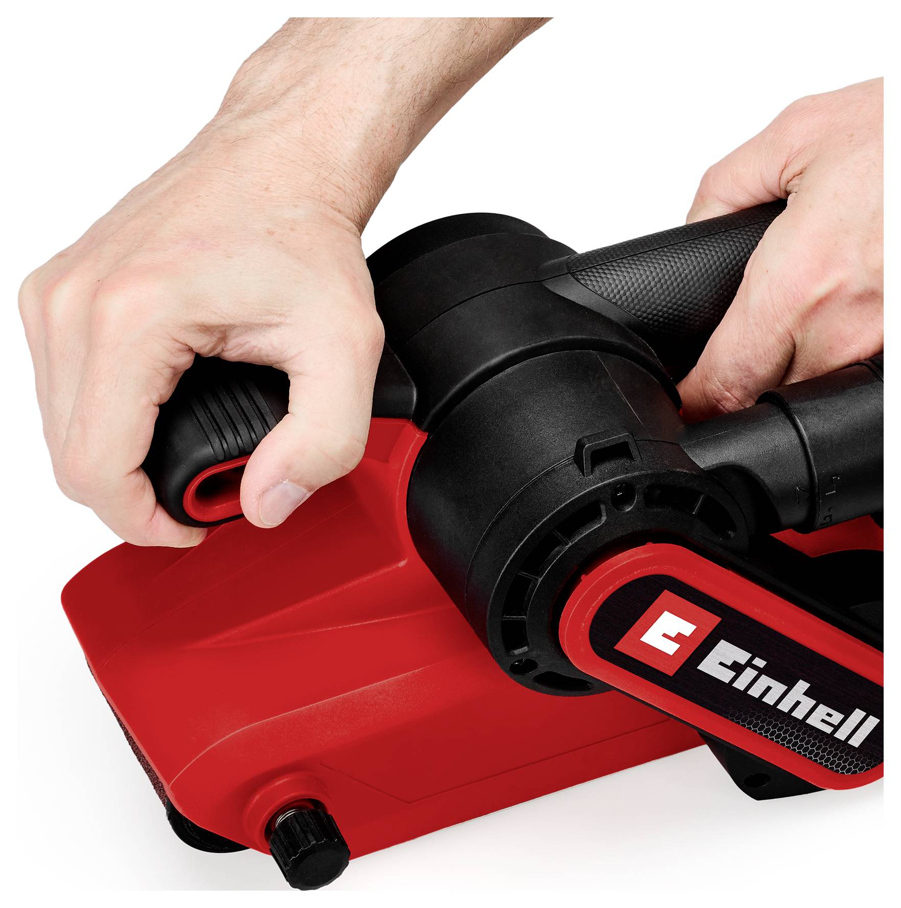 Hände stellen ein rotes und schwarzes Einhell-Elektrowerkzeug mit einem Seitengriff auf weißem Hintergrund ein.
