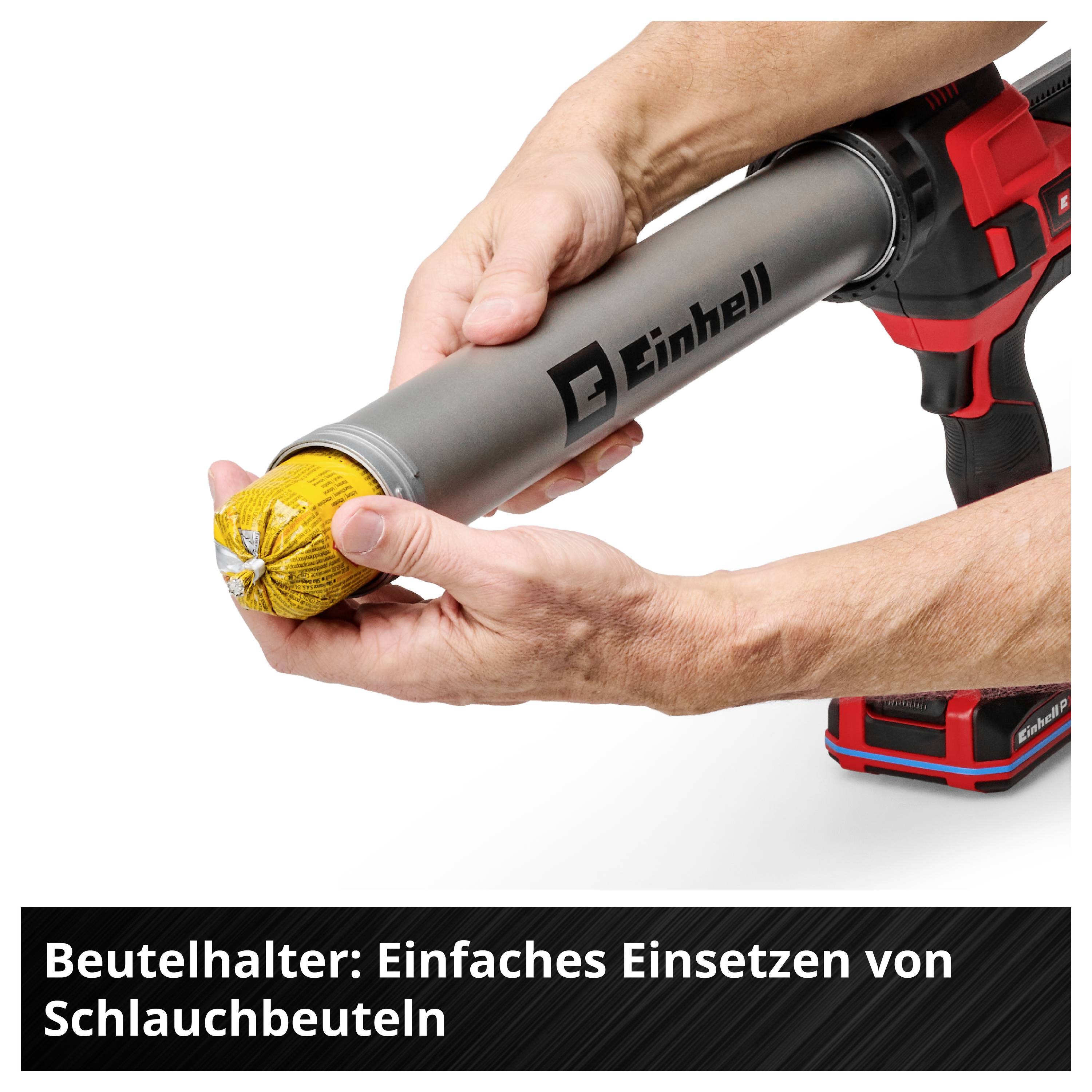 Person setzt einen gelben Schlauchbeutel in den Beutelhalter eines Akku-Werkzeugs von Einhell ein; Text: 'Beutelhalter: Einfaches Einsetzen von Schlauchbeuteln'.
