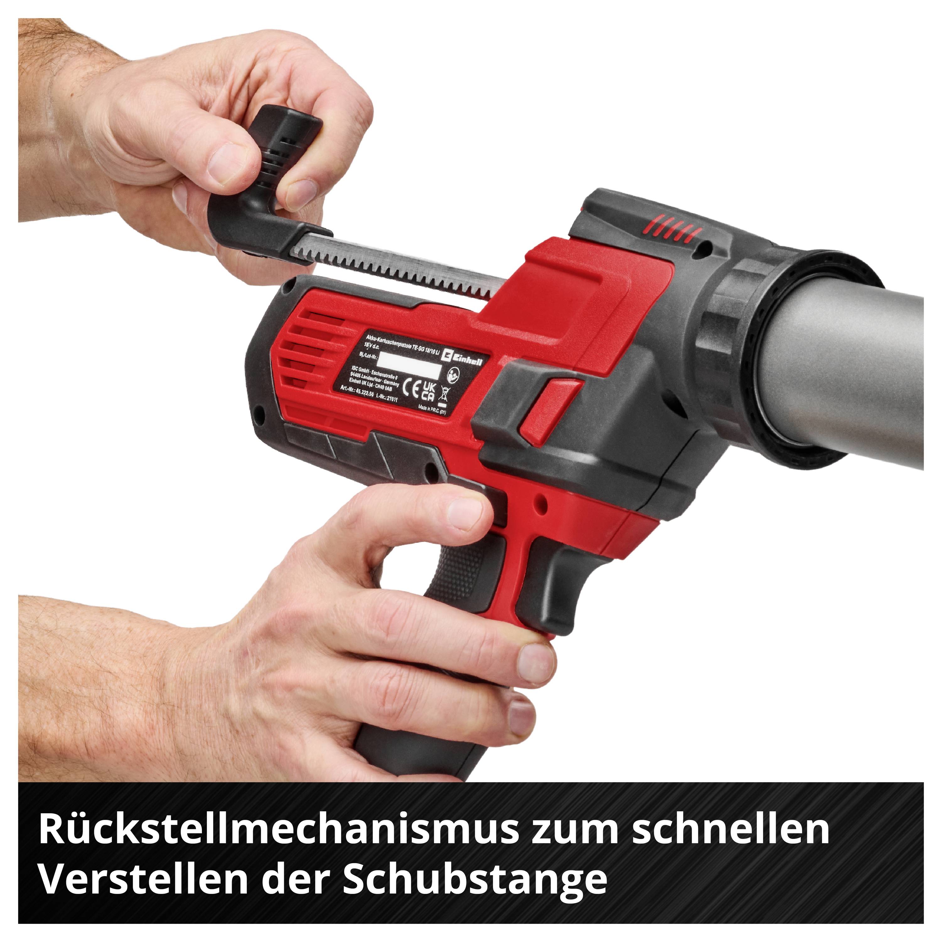 Hände stellen an einem roten Akku-Werkzeug die Schubstange mit einem Rückstellmechanismus schnell ein; Text: 'Rückstellmechanismus zum schnellen Verstellen der Schubstange'