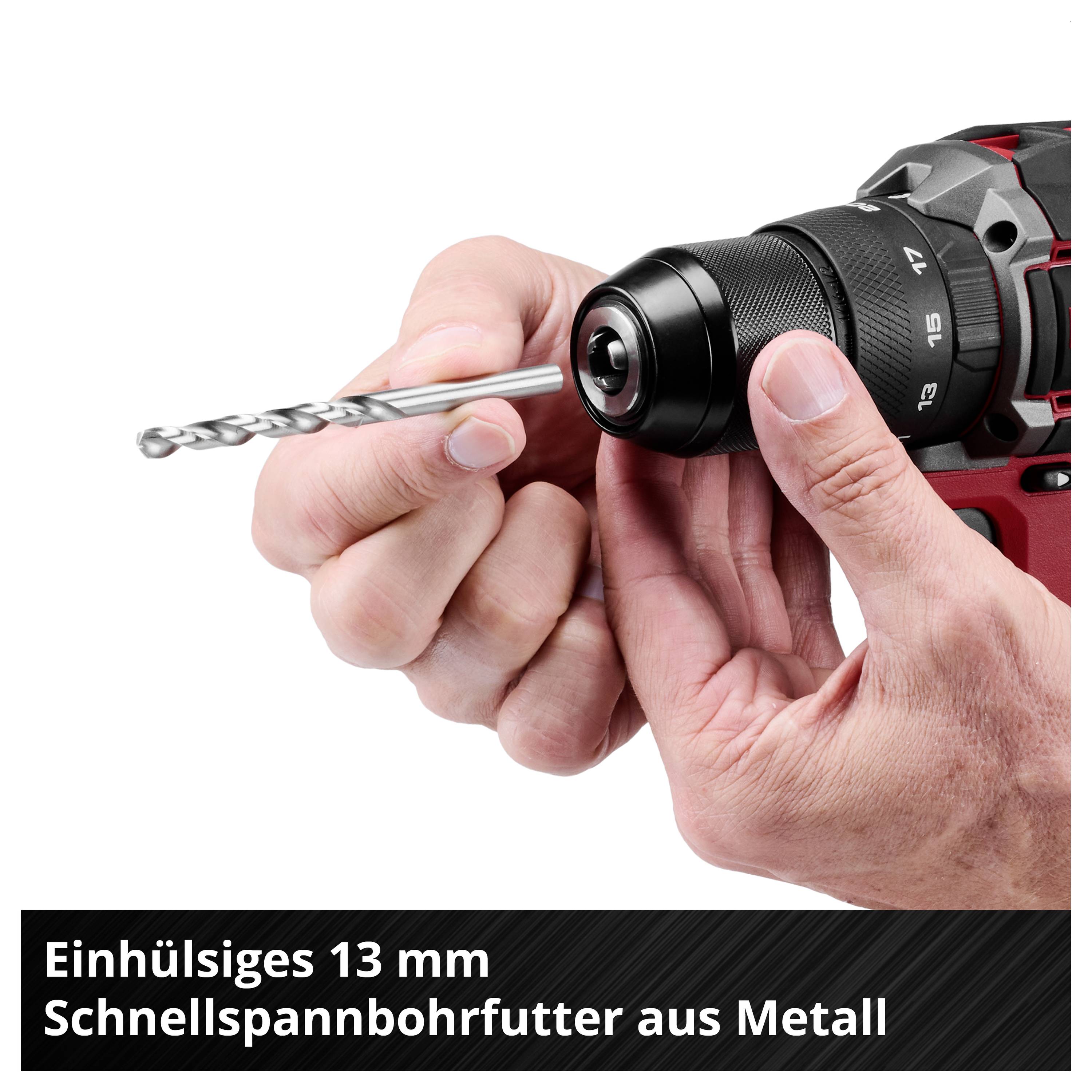 Hände setzen einen Bohrer in ein 13-mm-Schnellspannbohrfutter aus Metall an einem Akkubohrschrauber ein; Hinweistext unten.