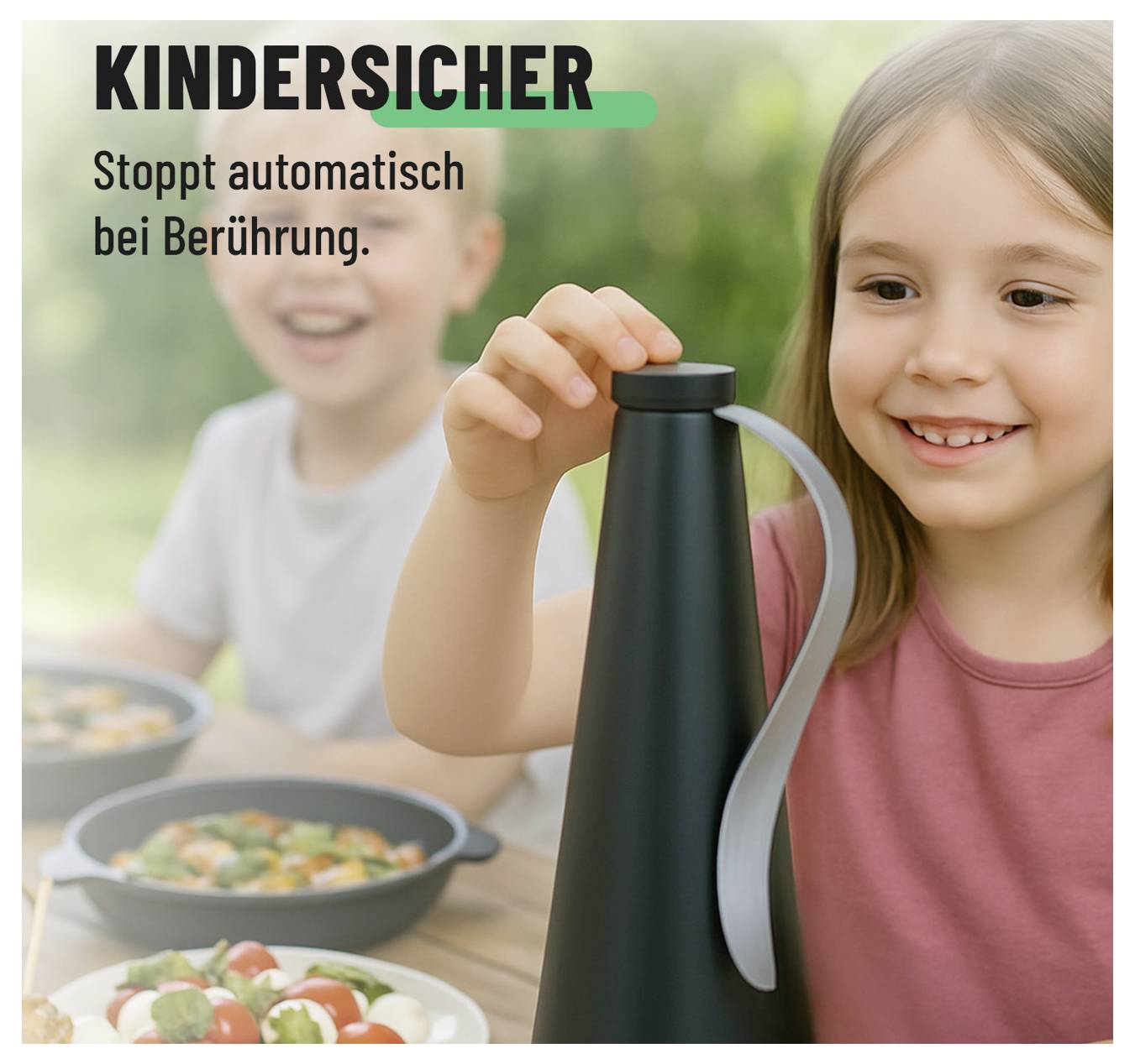 Kind lächelt, während es eine schwarze Thermoskanne berührt; deutscher Text sagt „KINDERSICHER