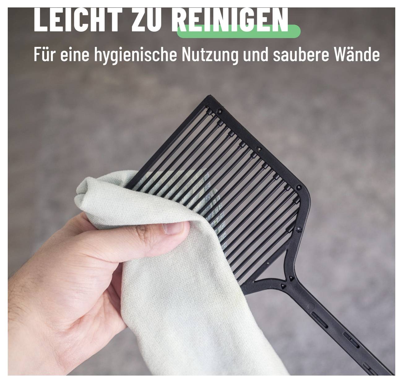 Hand wischt ein schwarzes Reinigungswerkzeug mit einem Tuch; Text besagt 