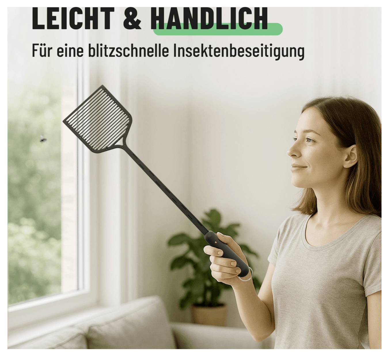 Frau, die einen ausgefahrenen elektrischen Insektenvernichter drinnen an einem Fenster hält, mit Text 